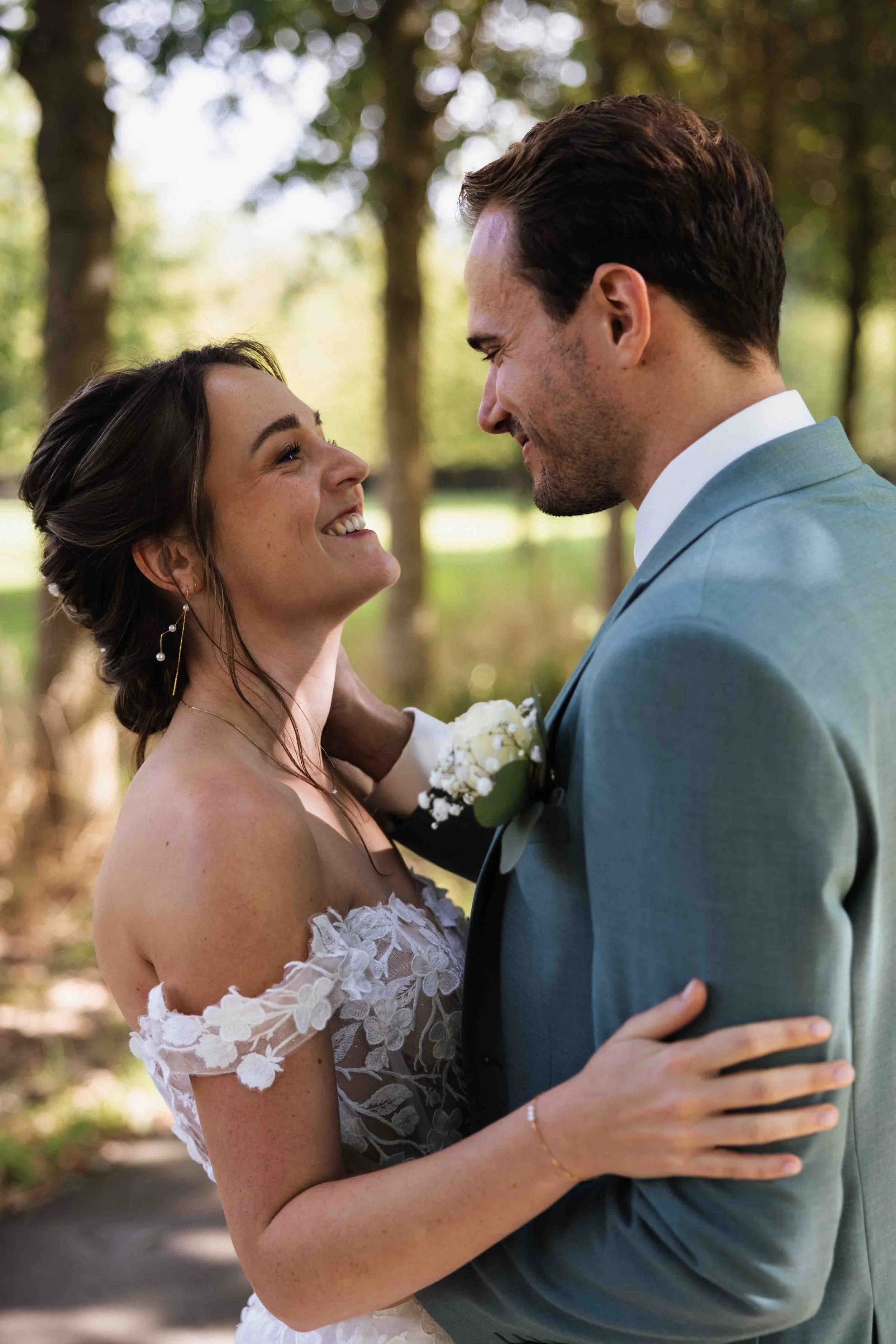 gelukkig bruidspaar in de zomer in nijmegen