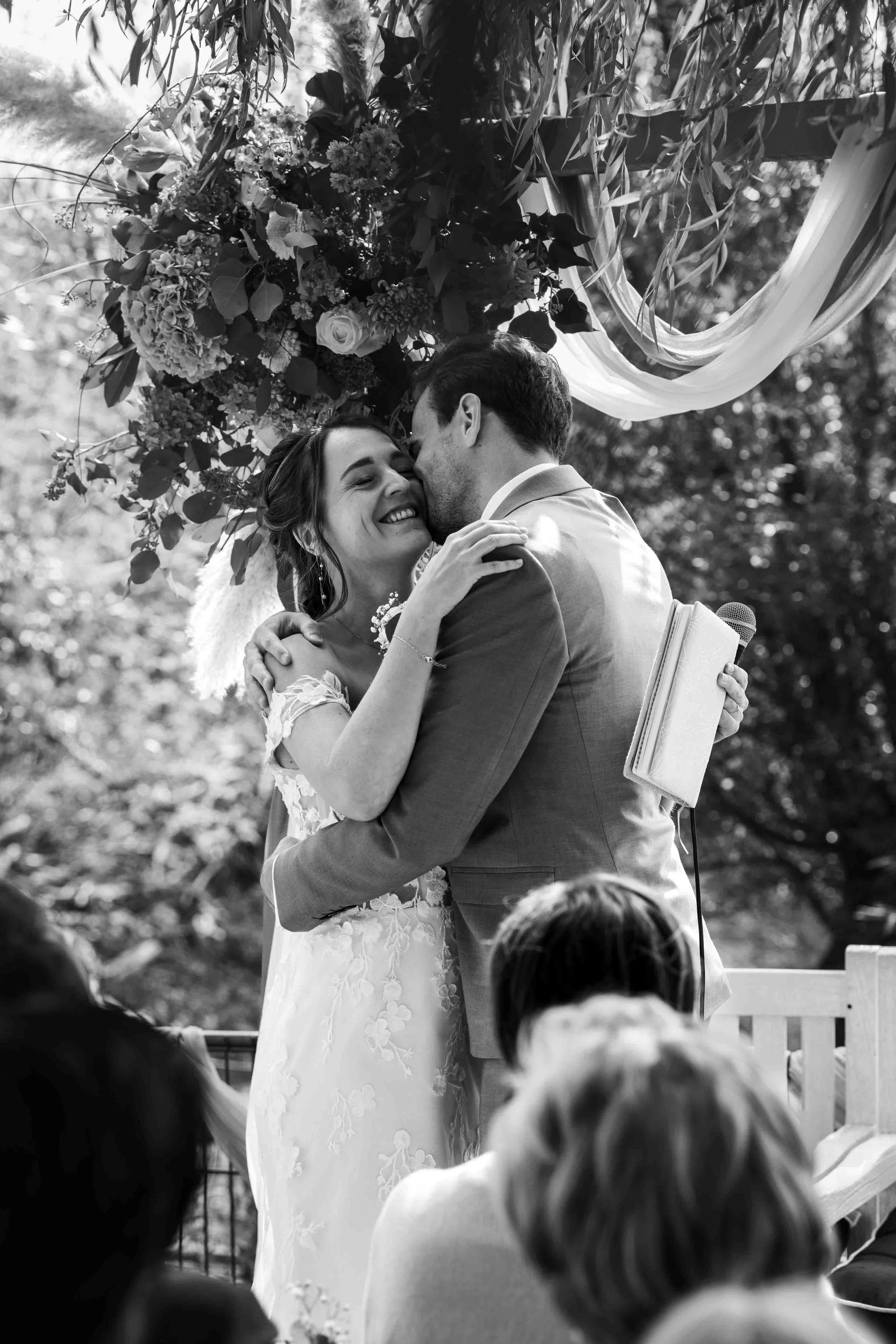 gelukkig bruidspaar in de zomer in nijmegen lezen geloften aan elkaar voor en lachen