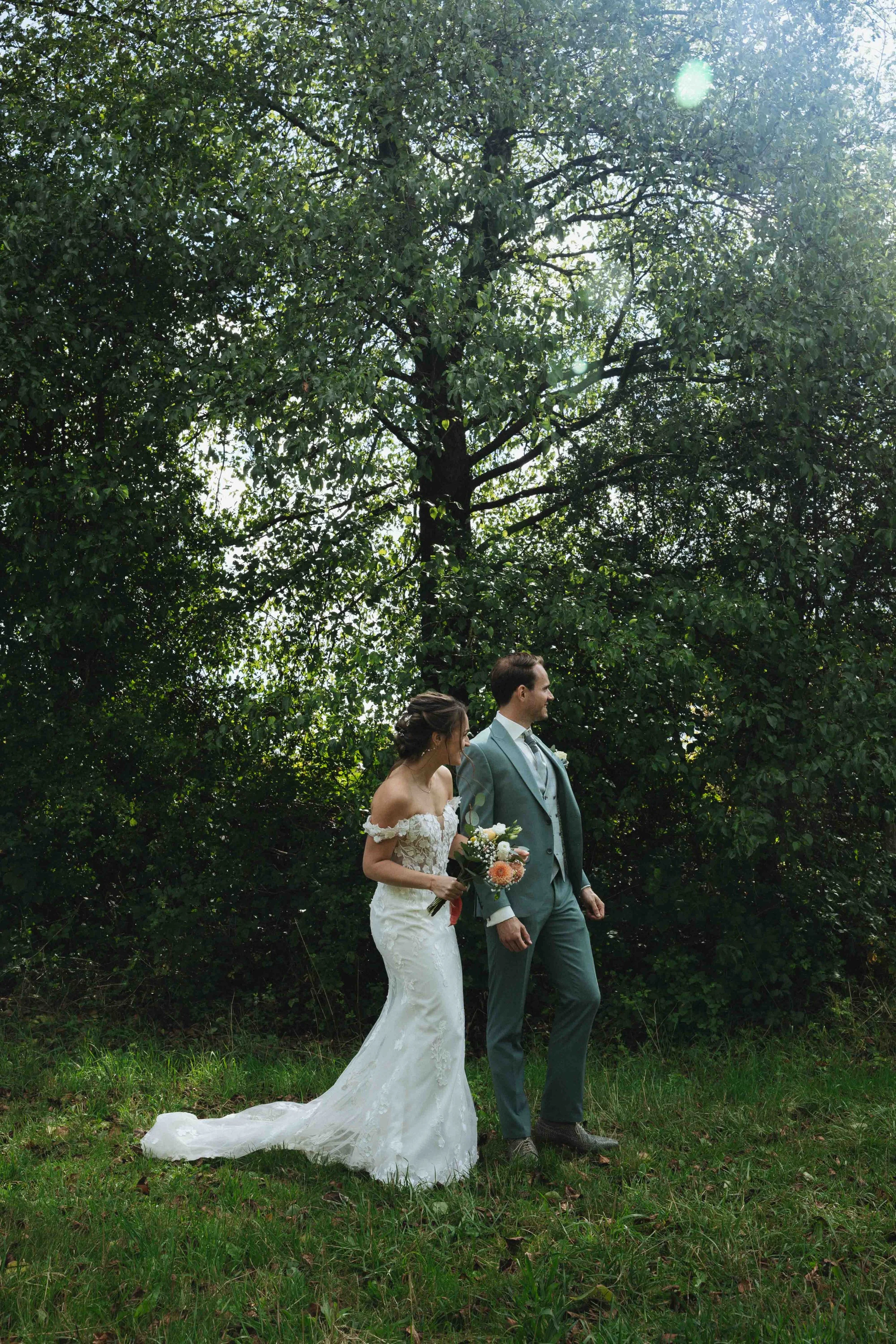 gelukkig bruidspaar in de zomer in nijmegen, in een natuurlijke omgeving