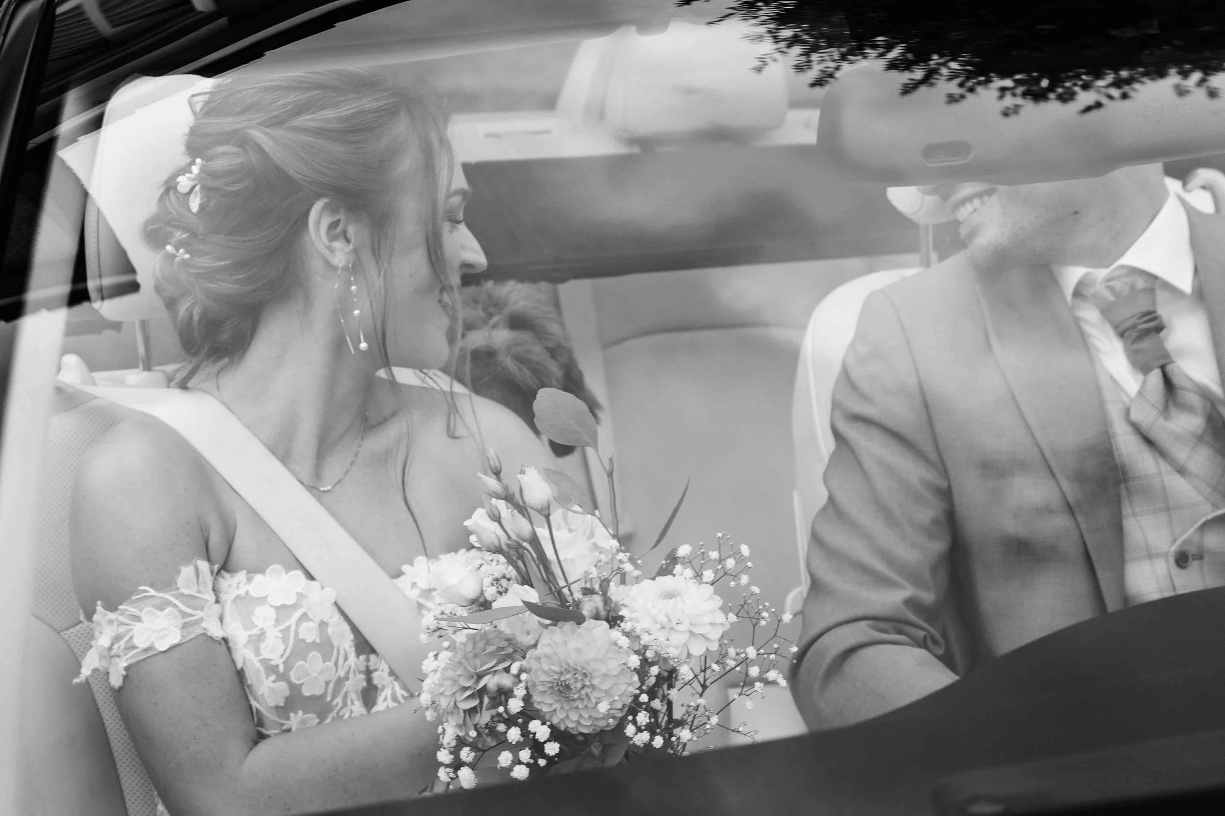 gelukkig bruidspaar in de zomer in nijmegen