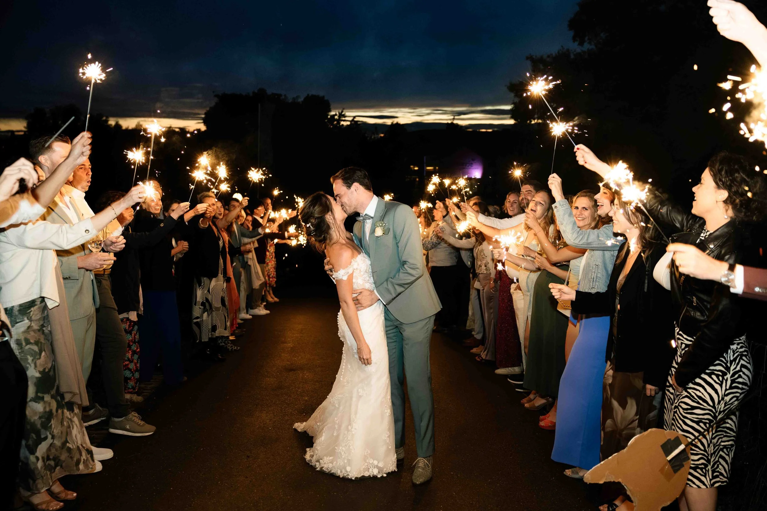 gelukkig bruidspaar in de zomer in nijmegen kussen elkaar tijdens een sterretjes exit 