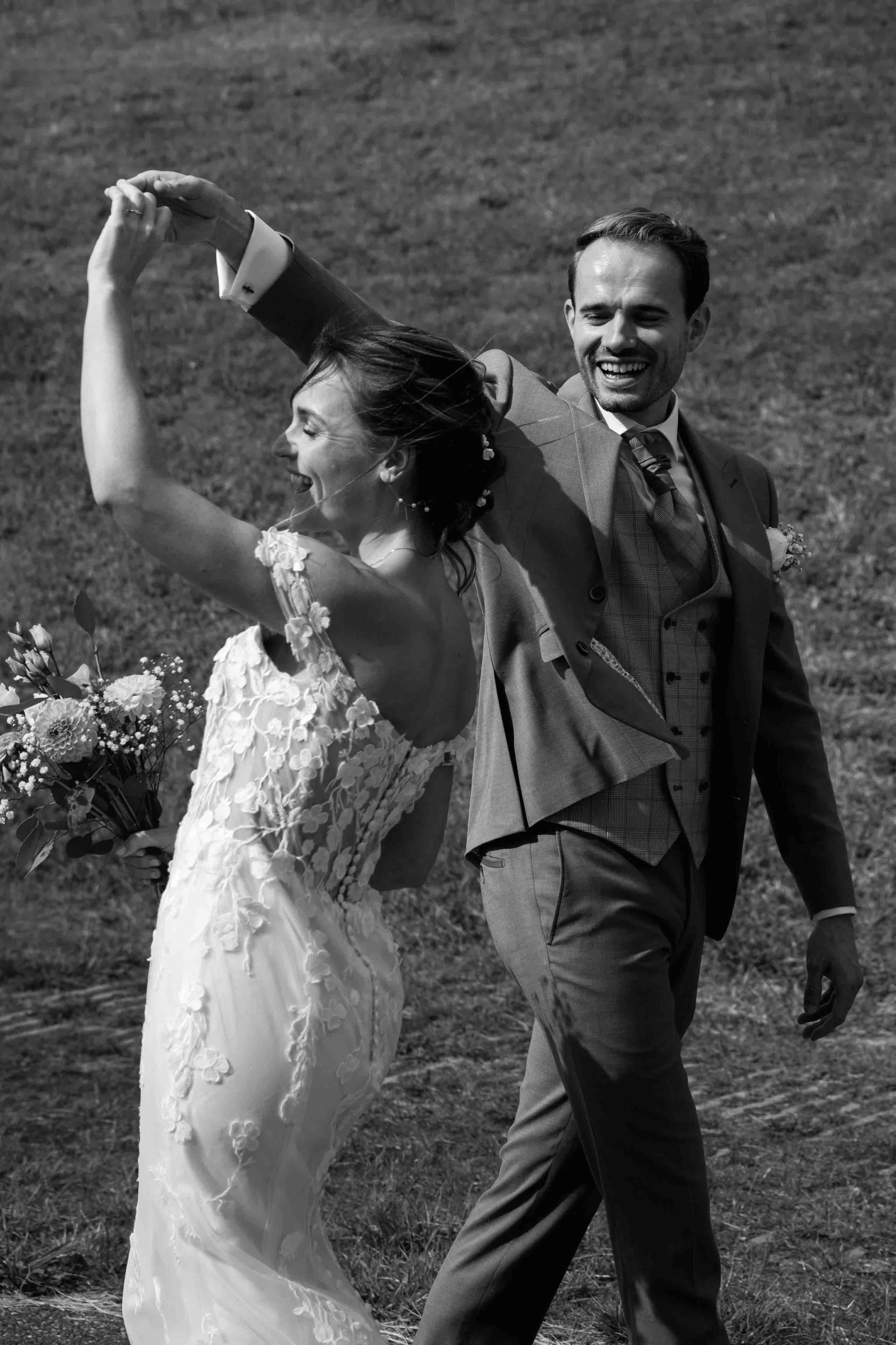 gelukkig bruidspaar in de zomer in nijmegen