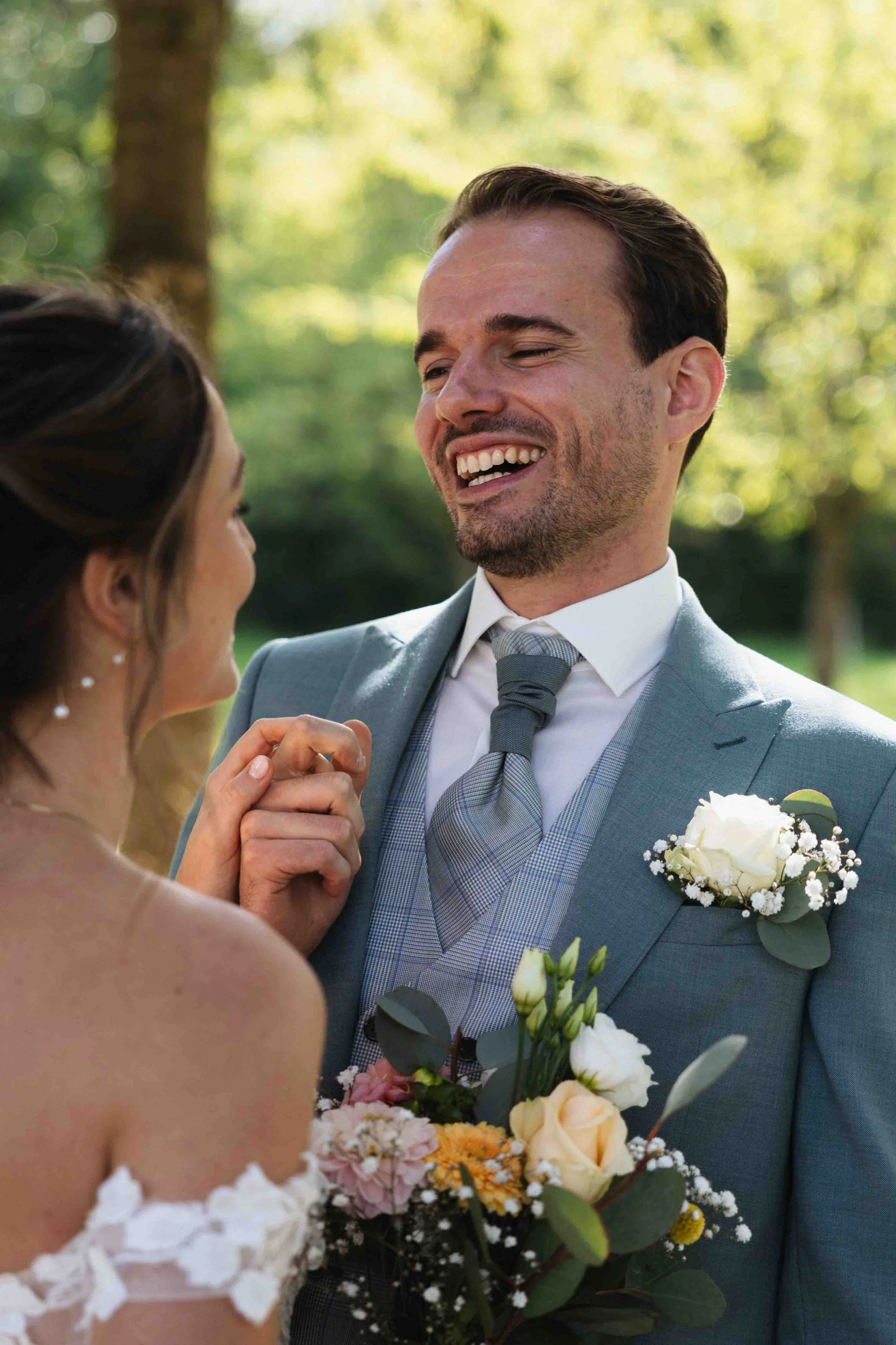 bruidspaar lacht naar elkaar tijdens hun zomerbruiloft in nijmegen