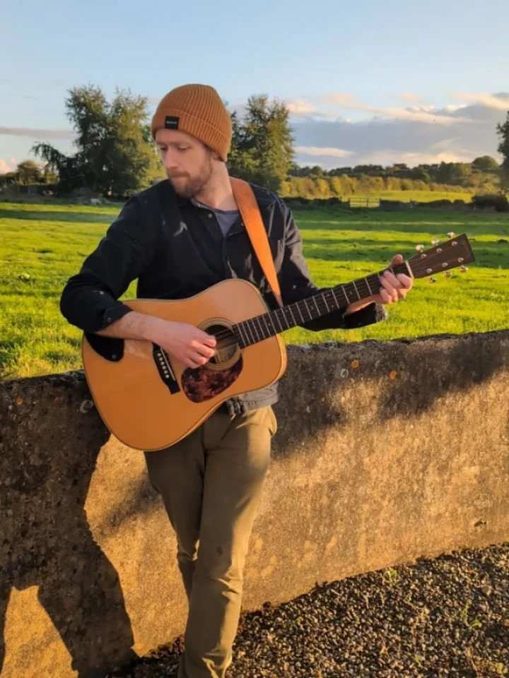 Strumming in the September Sun.
Outside the homestead. 
A song called Steamboat Captain.
Hear the album version on the internets.
Or catch it live in Dublin/ Galway soon. 
Grazie.

PD