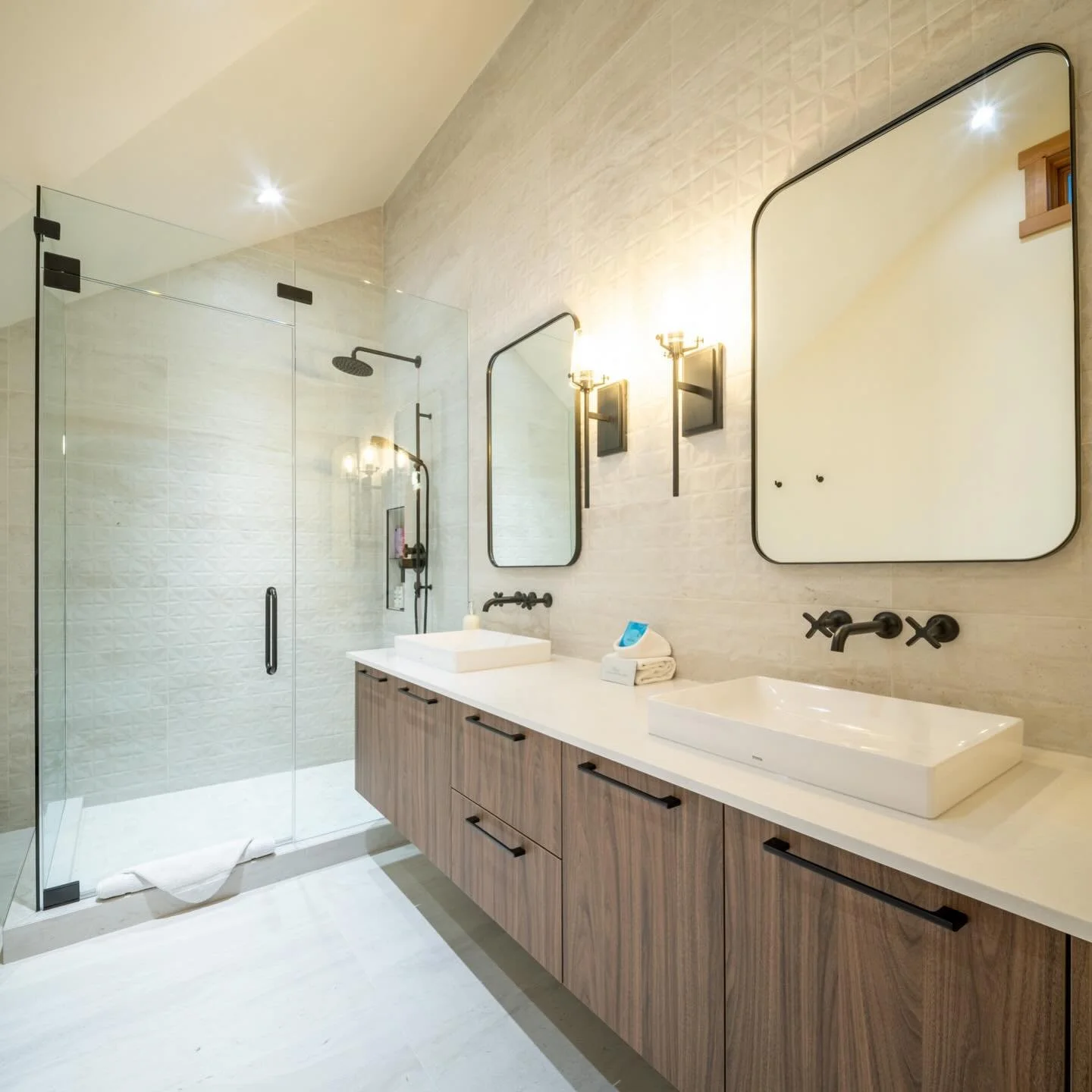 🚽 Bathroom project designed by @russellandrusselldesignstudios 🍃