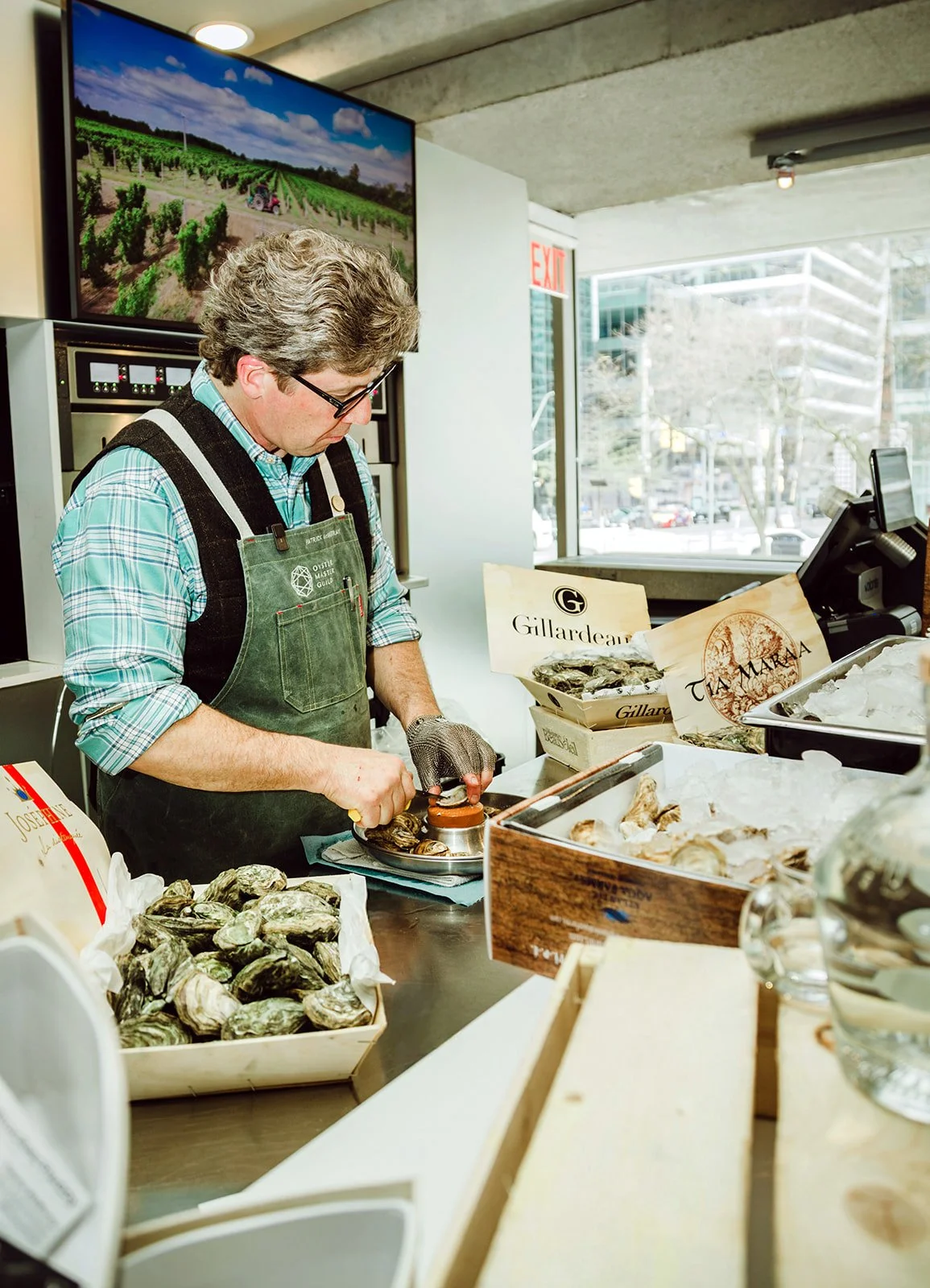 Patrick-Oysters-Shucking.jpg