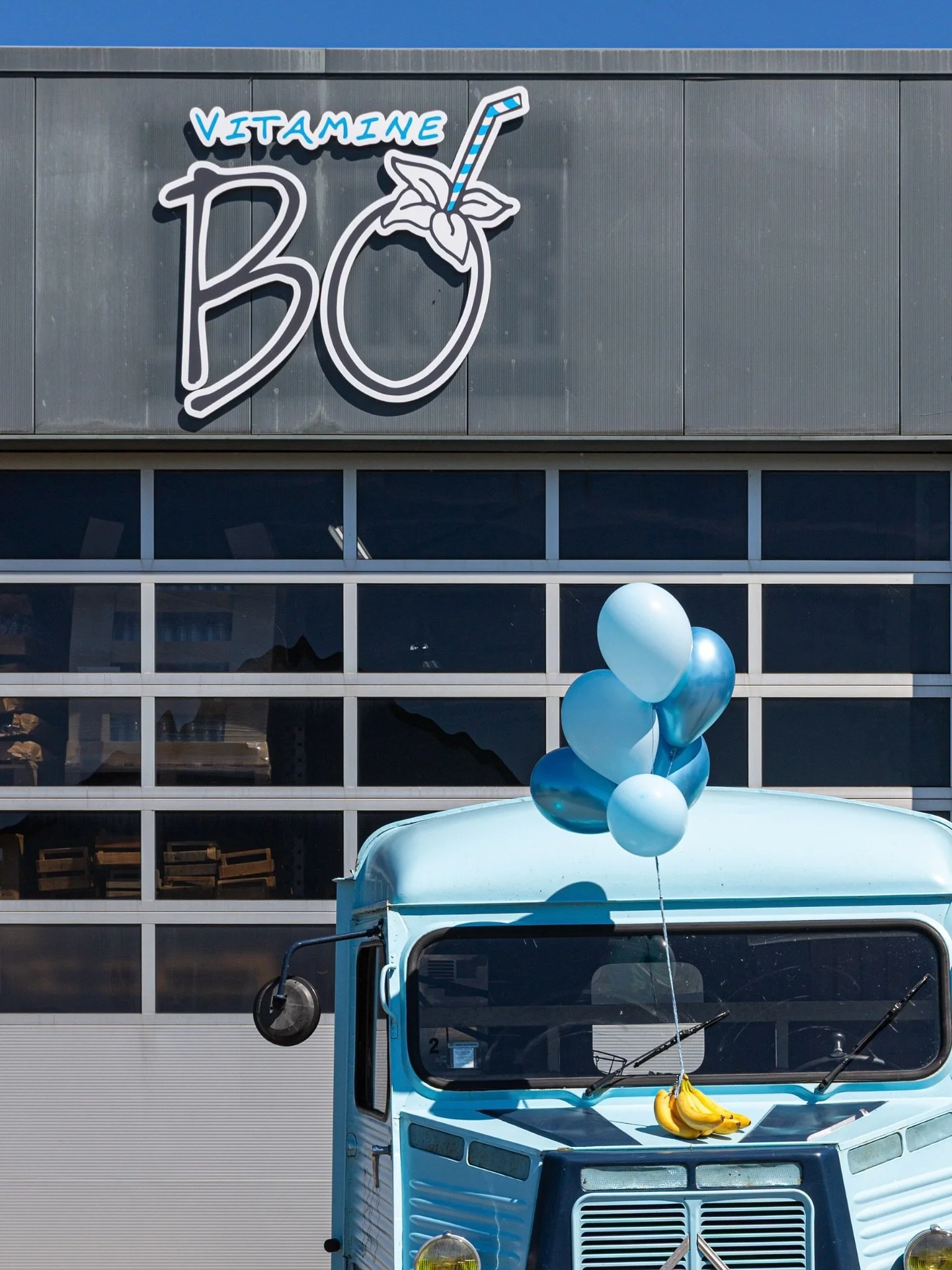 Vitamine Bo 10 jaar! 💙
Dat konden we natuurlijk niet voorbij laten gaan zonder een feestelijke fotoshoot. 🥳☀️ Ballonnen aan een tros bananen, helemaal @vitaminebo stijl als je het mij vraagt! 🍌🎈
#fotograaf #productfotograaf #photographer #jubil