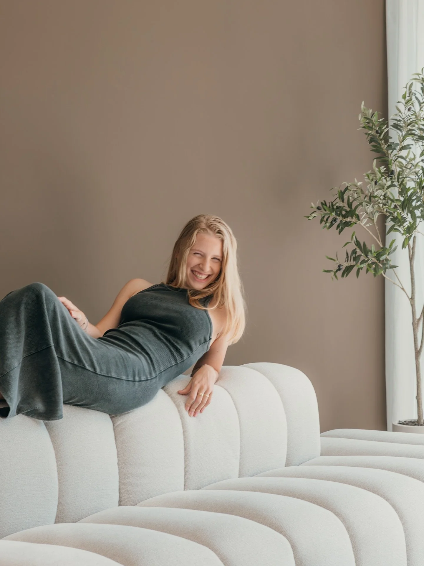 Serieuze gezichten? Dat is niet helemaal ons ding. 😅 Iedere poging eindigt meestal in de slappe lach, gelukkig levert dat vaak de leukste beelden op! 📸✨
Geen perfect geplande pose, maar gewoon de energie van het moment. 💛
#fotograaf #studiophoto