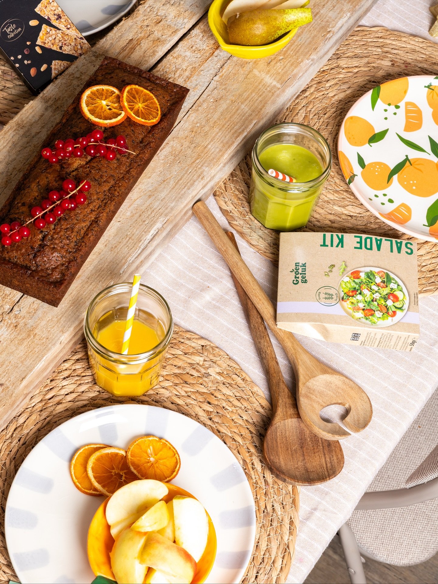 Fruitige kerst 🎄🍊

Voor @vitaminebo_ mocht ik dit jaar de kerstfoto&rsquo;s maken! Ik heb ontzettend veel plezier gehad in het stylen, schuiven, proberen, omgooien&hellip; Tot alles precies dat frisse, feestelijke gevoel had. 🍋✨

Maar eerlijk is e