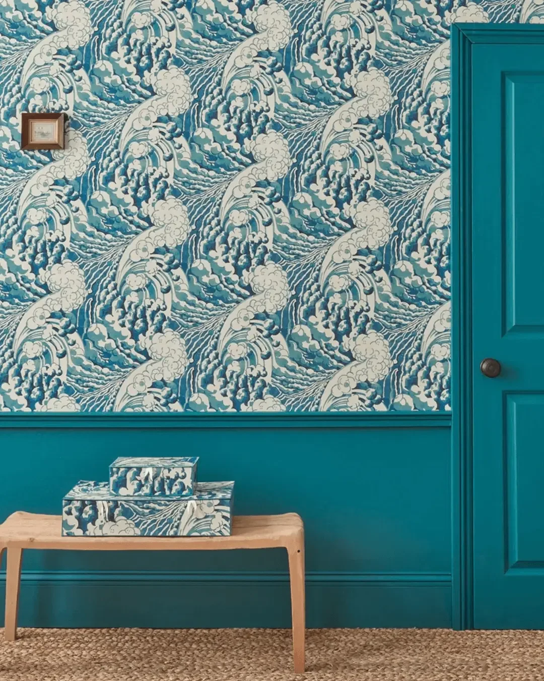 Linwood wallpaper example in The Wave Ocean print 