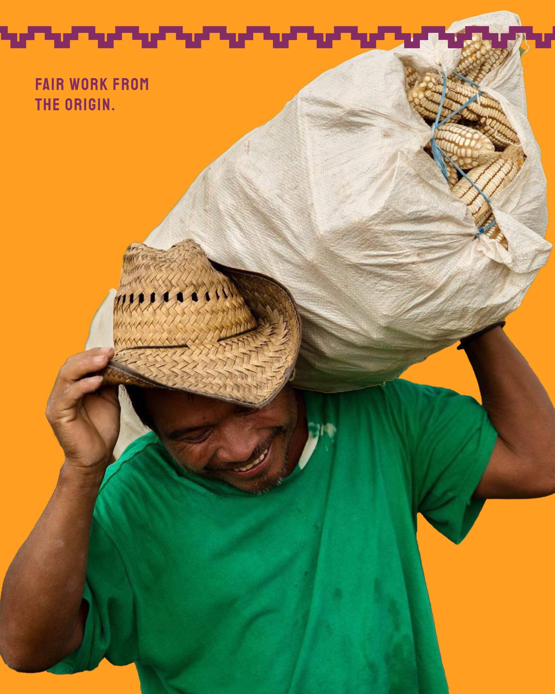 Hombre sonriendo con sombrero de paja, llevando un saco lleno de mazorcas de maíz en el hombro, fondo naranja.