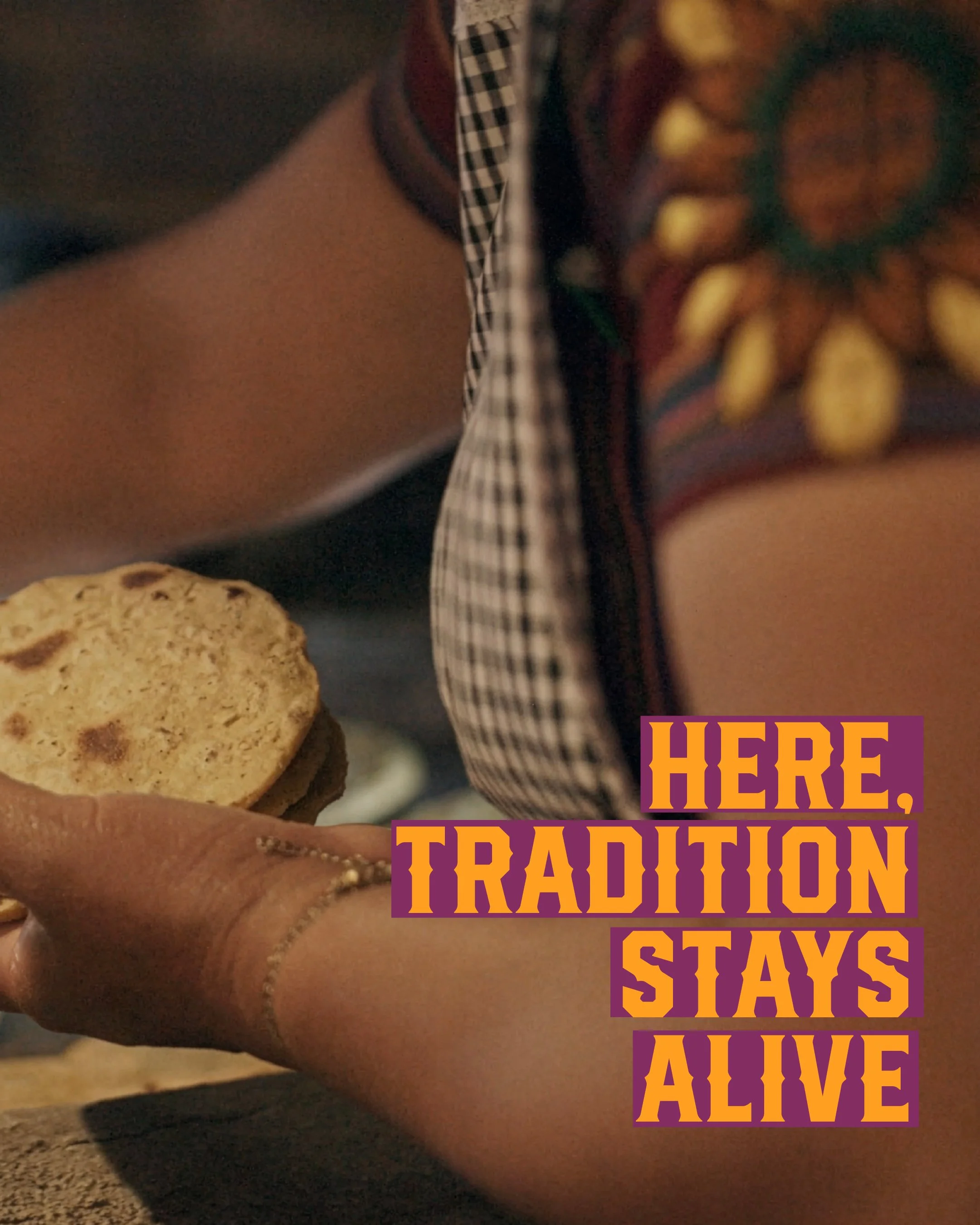 Una mano sostiene una tortilla de maíz, con una persona vestida con un vestido que tiene un diseño colorido y una blusa de cuadros. En la imagen hay texto que dice 'Aquí, la tradición sigue viva' en colores naranja y púrpura.