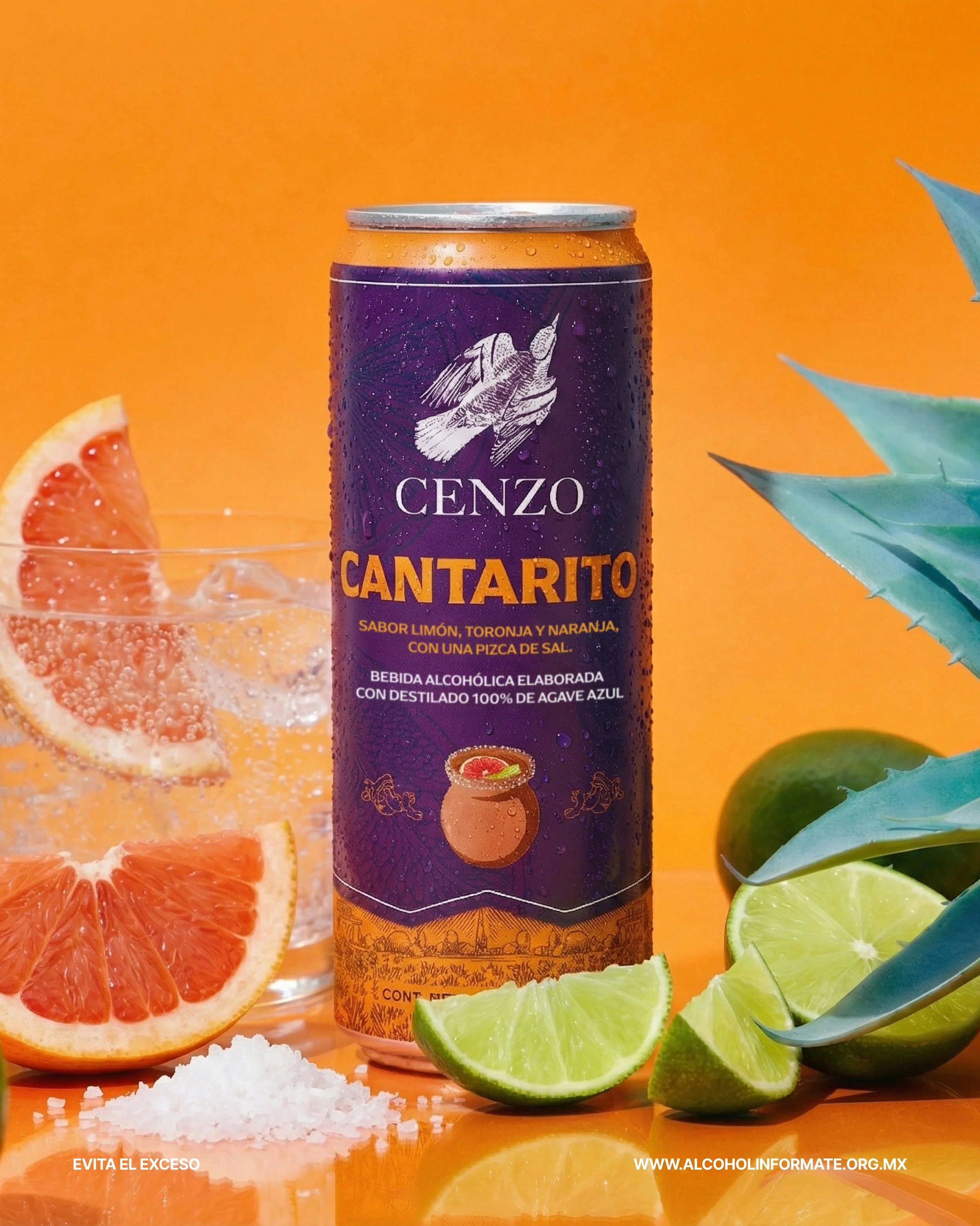 Lata de bebida alcohólica CENZO CANTARITO con sabor a limón, toronja y naranja, decorada con rodajas de lima, limón y toronja, acompañada de hielo, sal y partes de fruta. Fondo naranja.