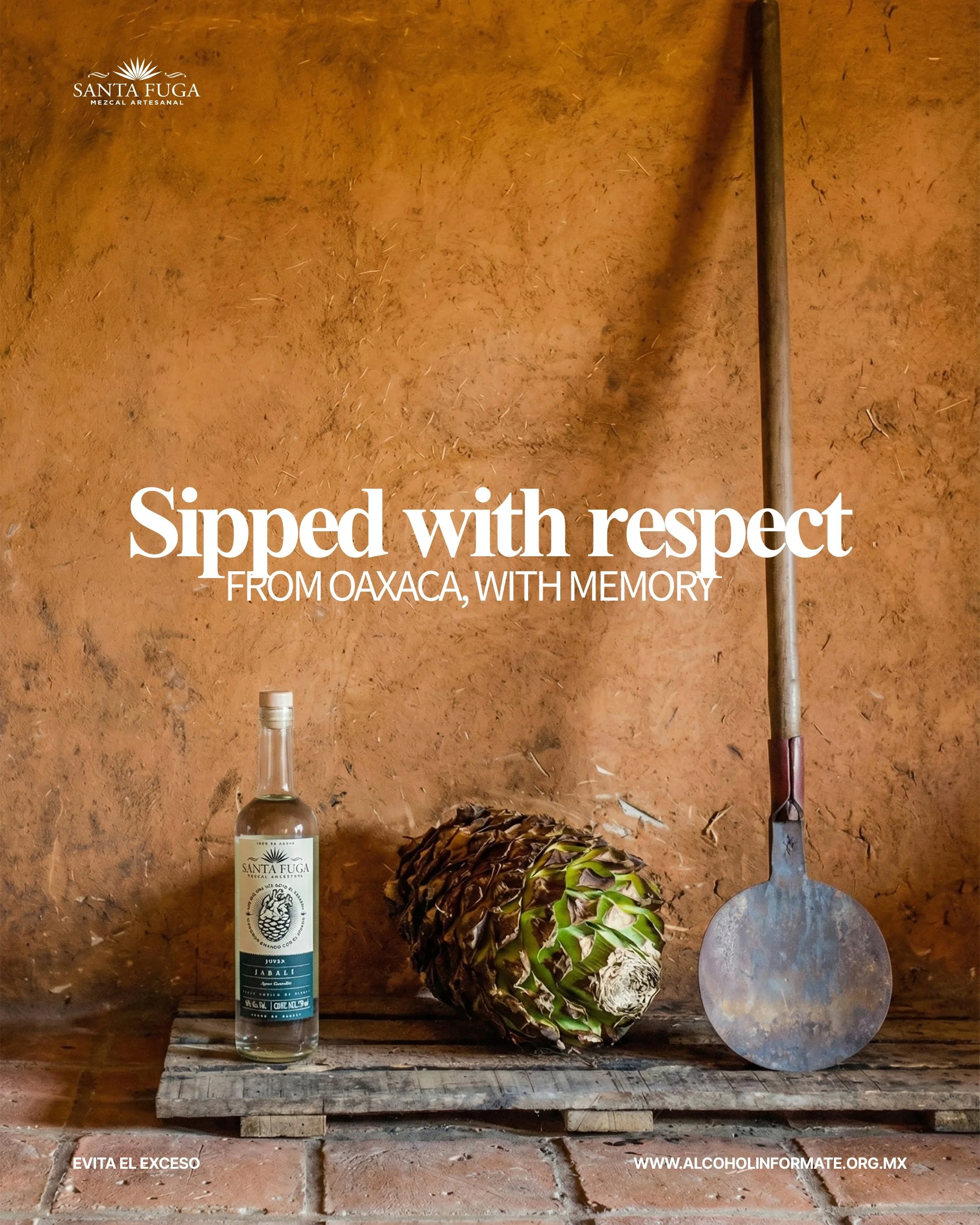 Una botella de tequila, un corazón de piña y una pala apoyada en una pared de barro, con textos que dicen 'Bebido con respeto desde Oaxaca, con memoria' y advertencias para evitar excesos en el consumo de alcohol.