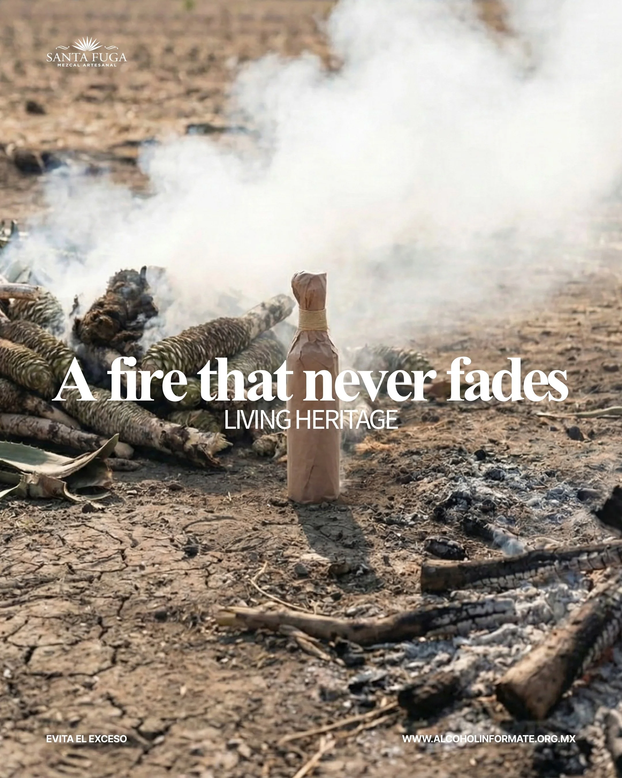 Fósforos encendidos en tierra seca, con humo y cenizas. Texto en la imagen: 'Una llama que nunca se apaga, patrimonio vivo'. Logo en la esquina superior izquierda: Santa Fuga, Mezcala artesanal. Texto en la parte inferior: 'Evita el exceso' y sitio w