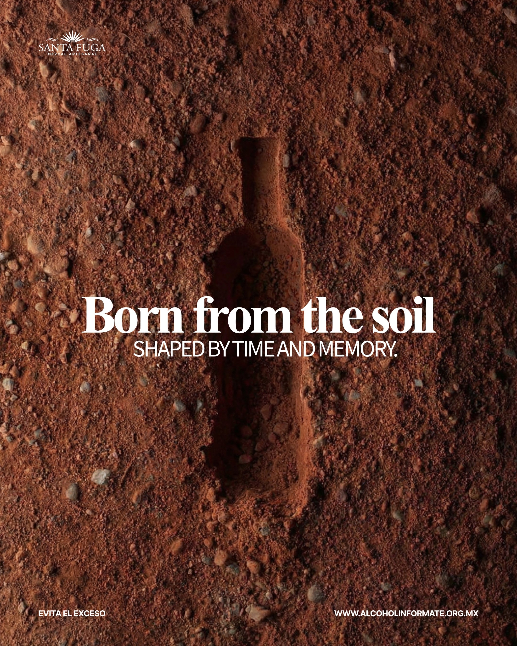 Una botella enterrada en la tierra roja, con el logotipo de Santa Fuga en la esquina superior izquierda y un mensaje que dice 'Nacido del suelo' en letras blancas.