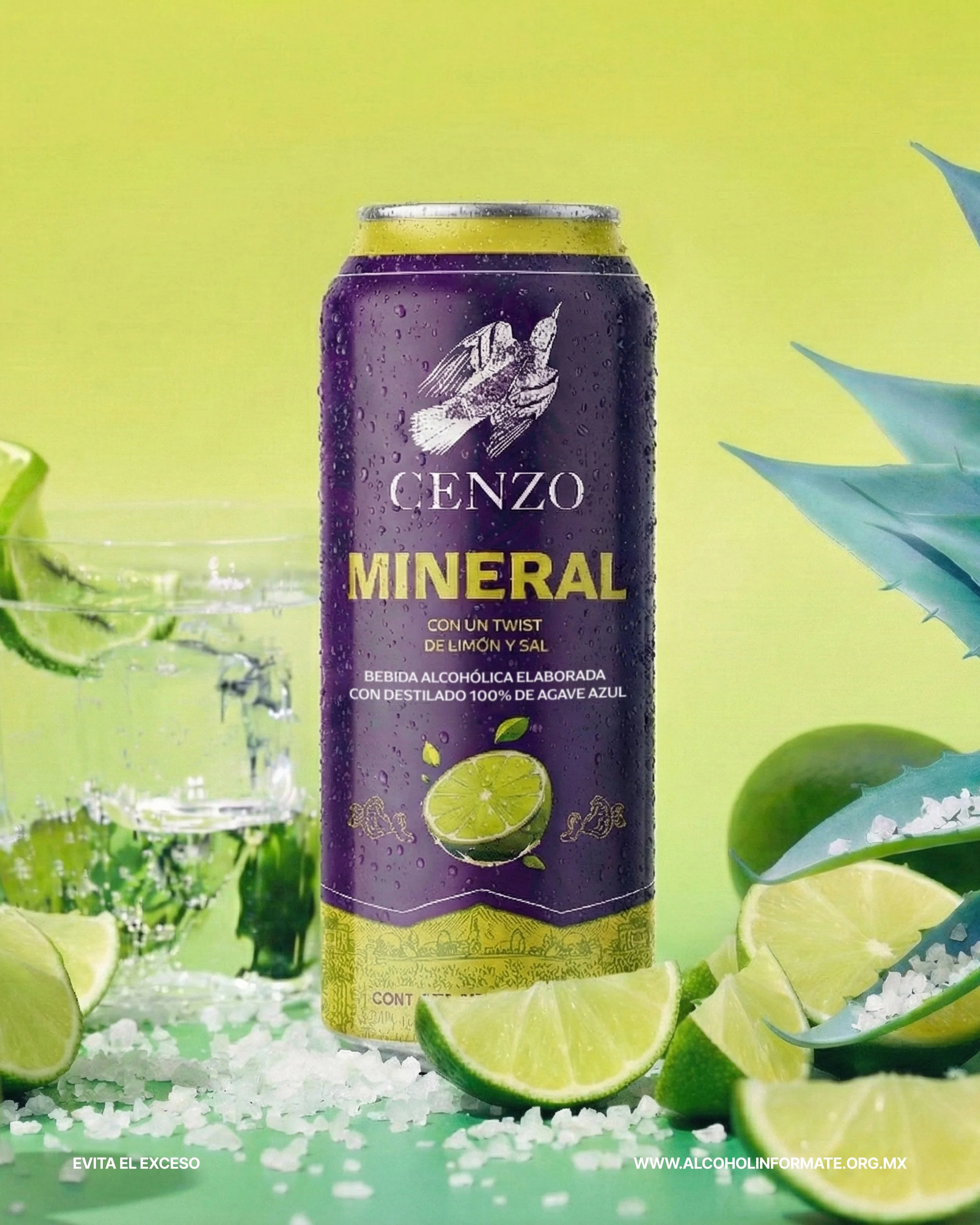 Lata de bebida mineral con aroma a limón y sal, rodeada de limones partidos y sal en un fondo verde