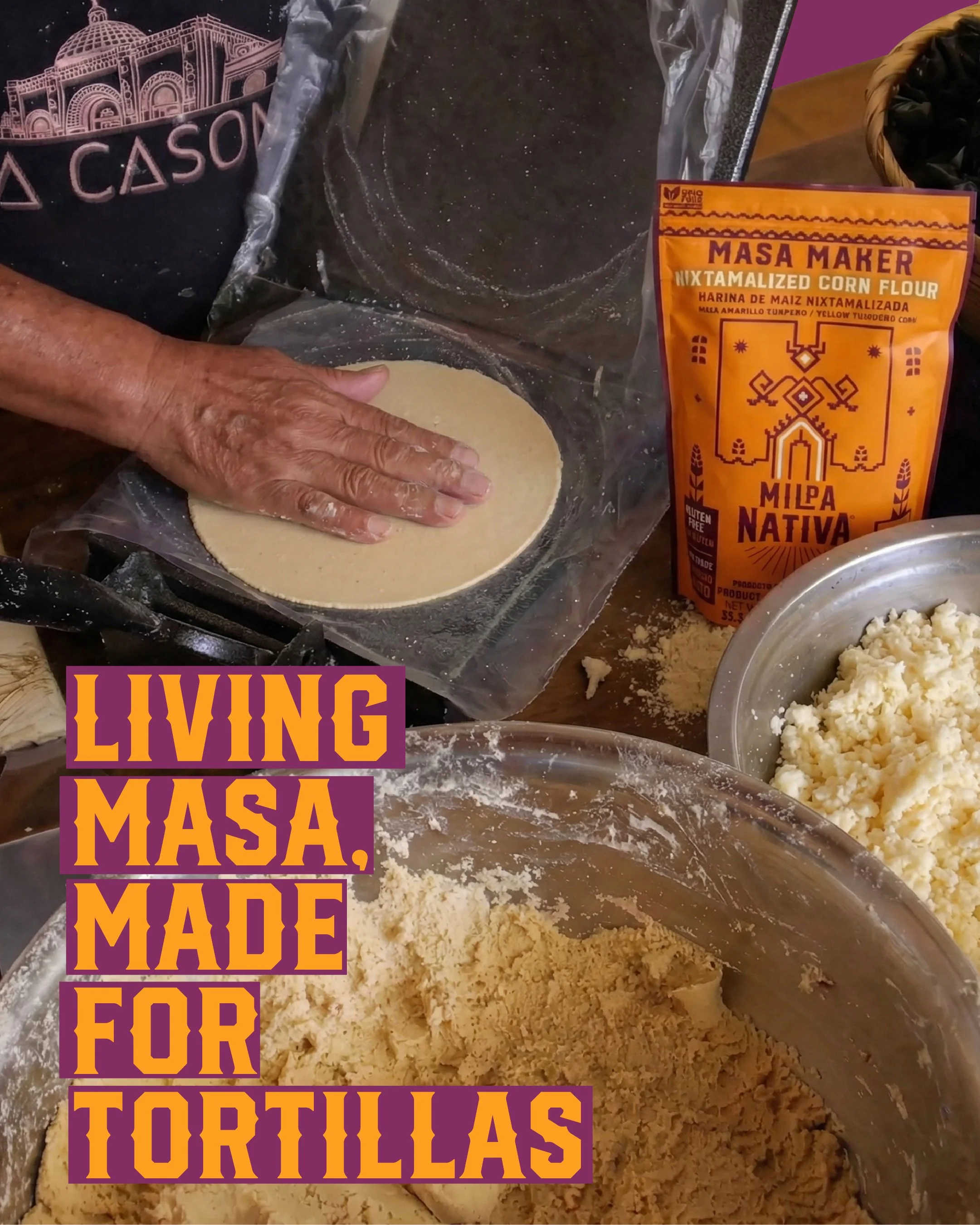 Persona preparando masa para tortillas con harina de maíz nixtamalizada en una superficie de cocina, rodeado de ingredientes y utensilios de cocina.