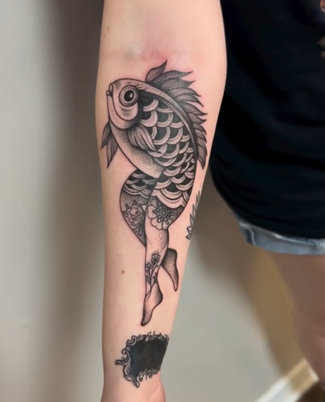 Going back to tradition with this glamorous "fish lady," also known as the "reverse mermaid." This design is perfectly balance with black and skin and the tattoo is arranged on the arm by Bethany with thoughtful precision and care.