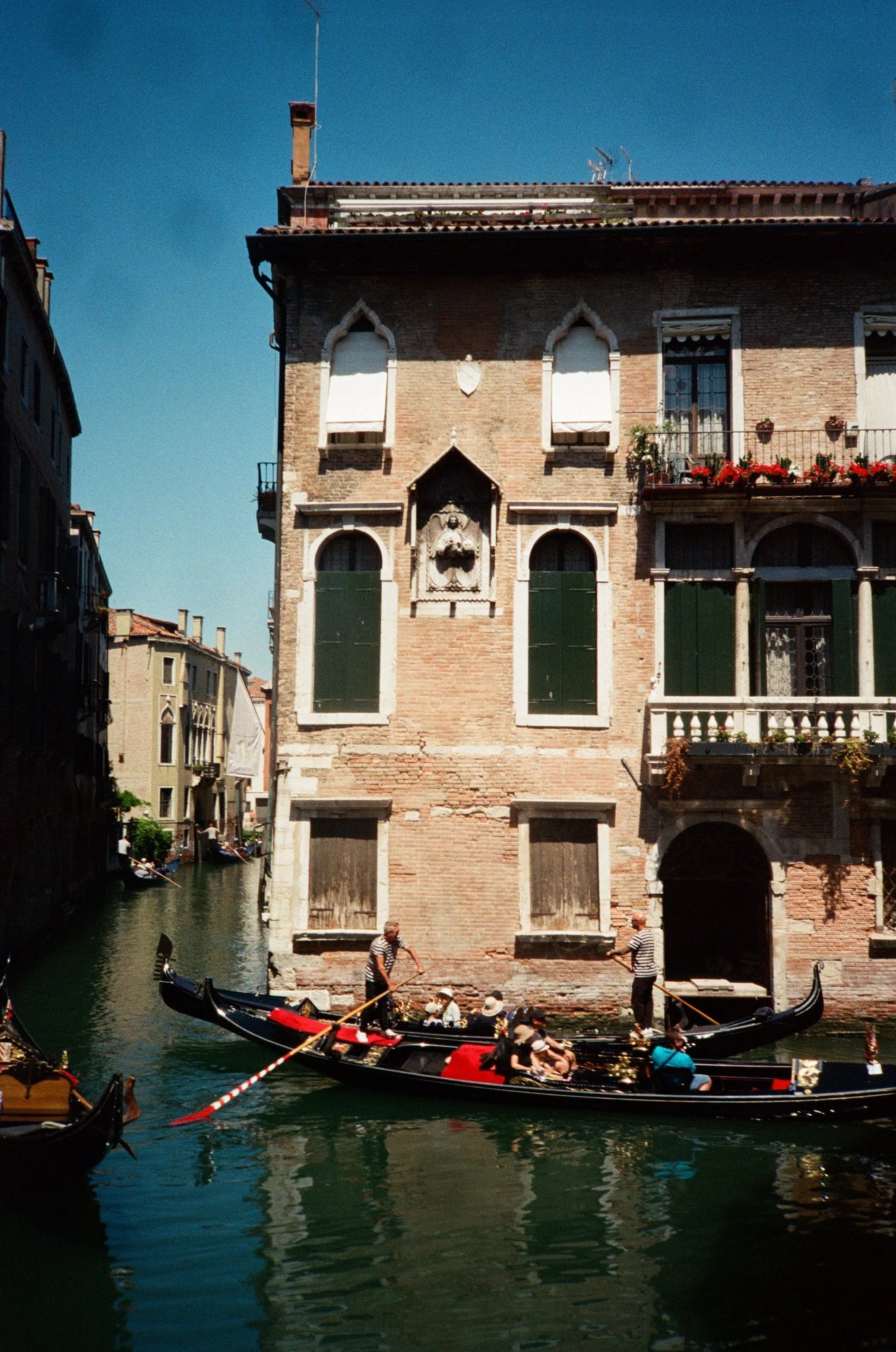 61648-006164830030-8HtN.jpg