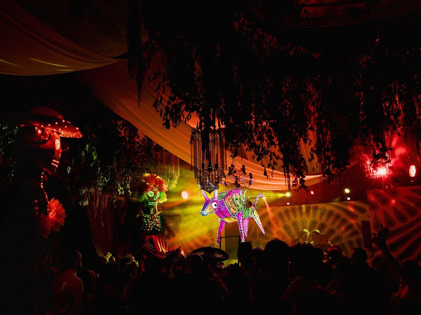 A wild, electric night. Full of dancing, singing, sweat, confetti, and heart.
⁣
The type of celebration that pulls you in and doesn&rsquo;t let go.
Where the energy is so contagious, you feel it just by looking at the photos.
⁣
These are the weddings