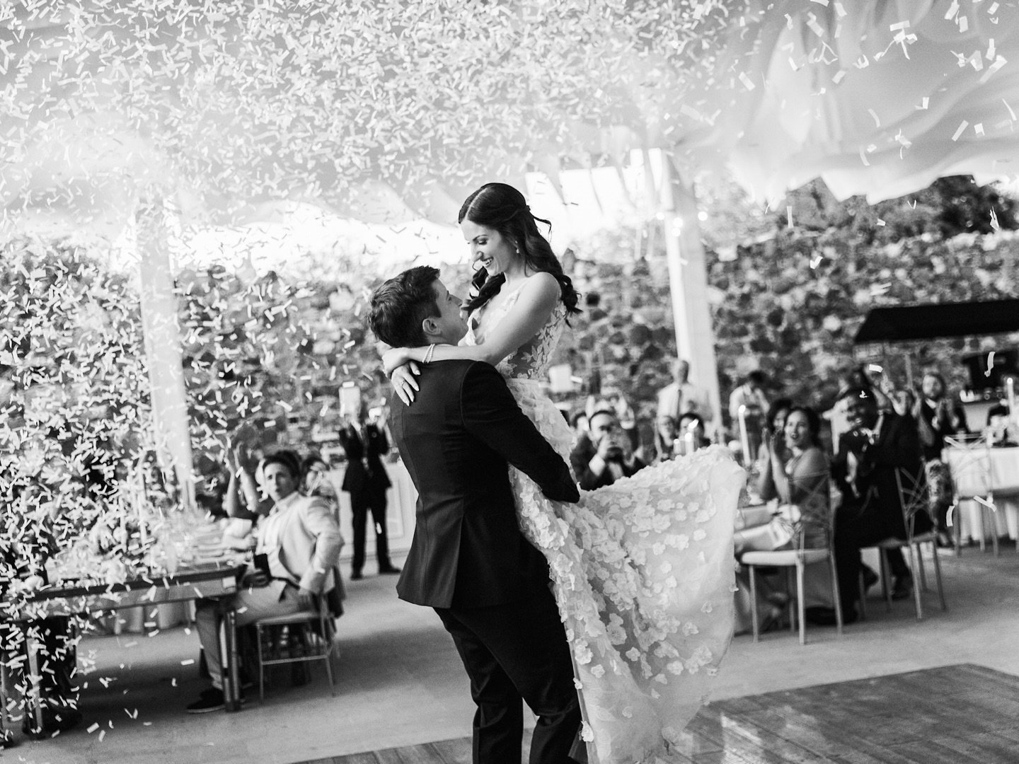 A little recap of happy memories from Rosa and Ben&rsquo;s day 🫰🏽&mdash;&mdash;&mdash; The kind of laughter that fills the room and the love that you can feel in every frame 

➡️ Swipe through the magic 
.
.
.
WP @bodasanmiguel 
Venue @herenciadeal