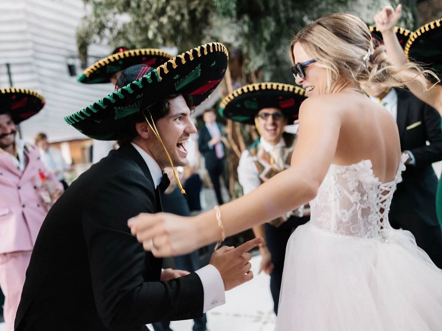 What a happening!!! 💥🍾🤠
Renata and Quentin really knew how to set the mood! We love when couples bring moments like this to life — the kind that international guests go crazy for, and everyone from Mexico absolutely loves to share.
The mix