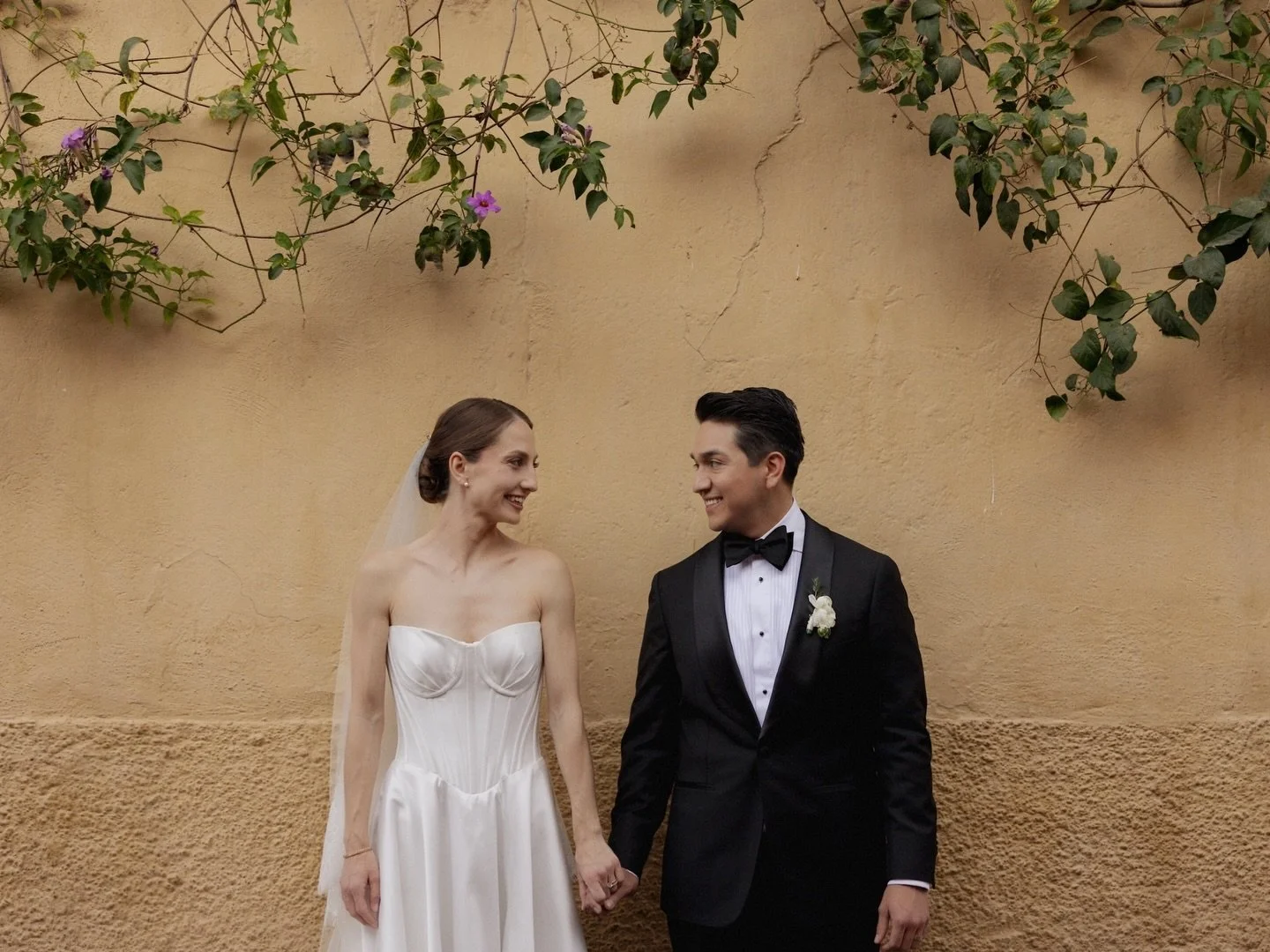 Taking a little pause on your wedding day to create magic in the beautiful streets of San Miguel de Allende ✨
.
.
.
#weddingday #sanmigueldeallende #destinationwedding #weddingphotographer #weddings

WP @soleisanmiguel