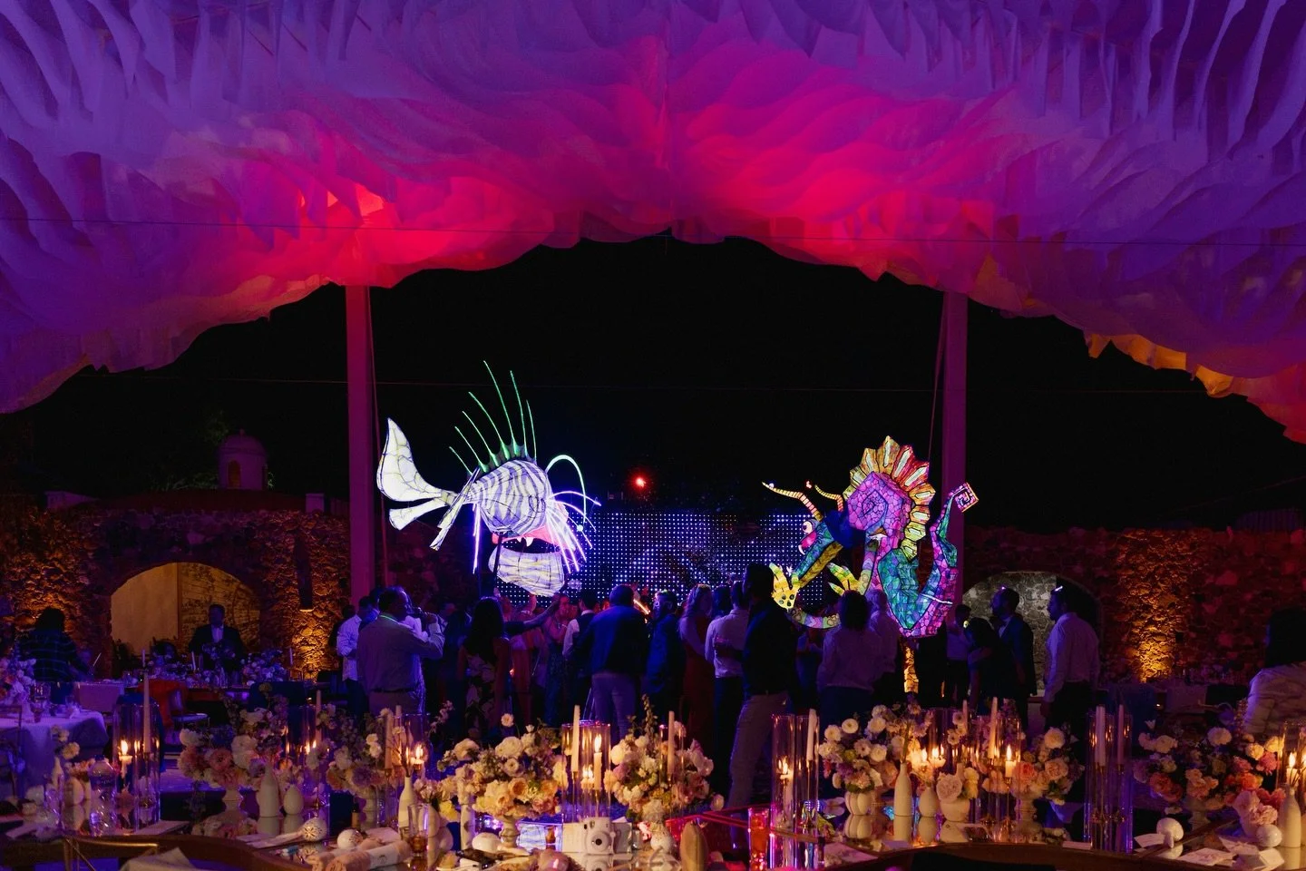 This is what happens when the night comes alive.

Tap ❤️ if you can feel the energy.

WP @bodasanmiguel 
Flowers @florklorestudio 
Venue @herenciadeallende 
Video @daylight.weddingfilms 
DJ @foxdjs.official 

#weddingparty #destinationwedding #weddin