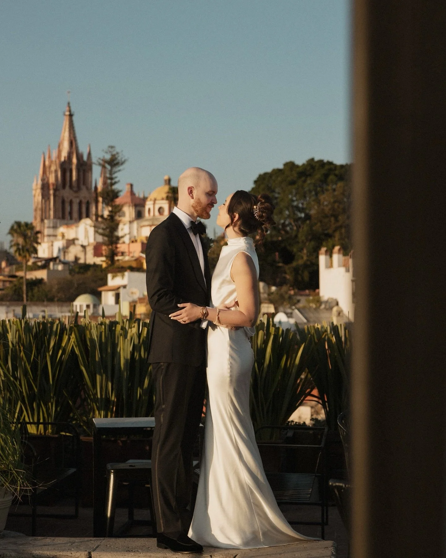 There&rsquo;s a softness in the way they look at each other&hellip;
the kind that doesn&rsquo;t need words.

WP @bodasanmiguel 
Venue @casafeliciana 
Make up and Hair @angie.mendoza.bridal 

#petiteweddings #weddingphotographer #sanmigueldeallendewed