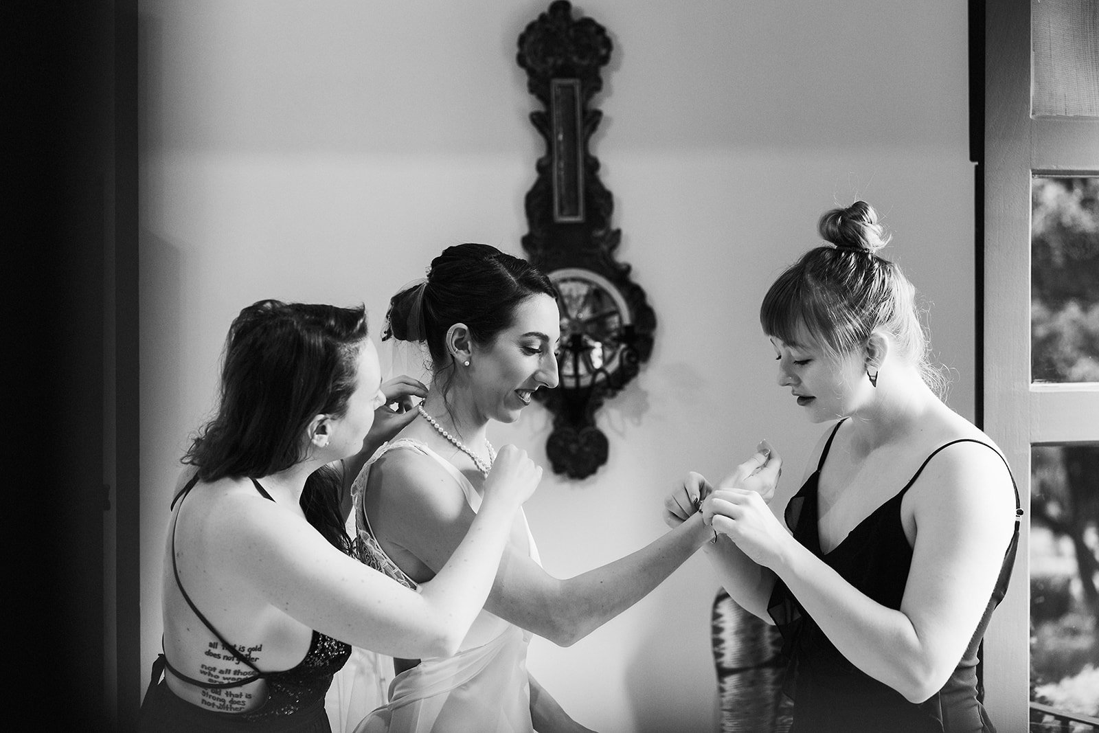 BRIDE WITH HER FRIENDS