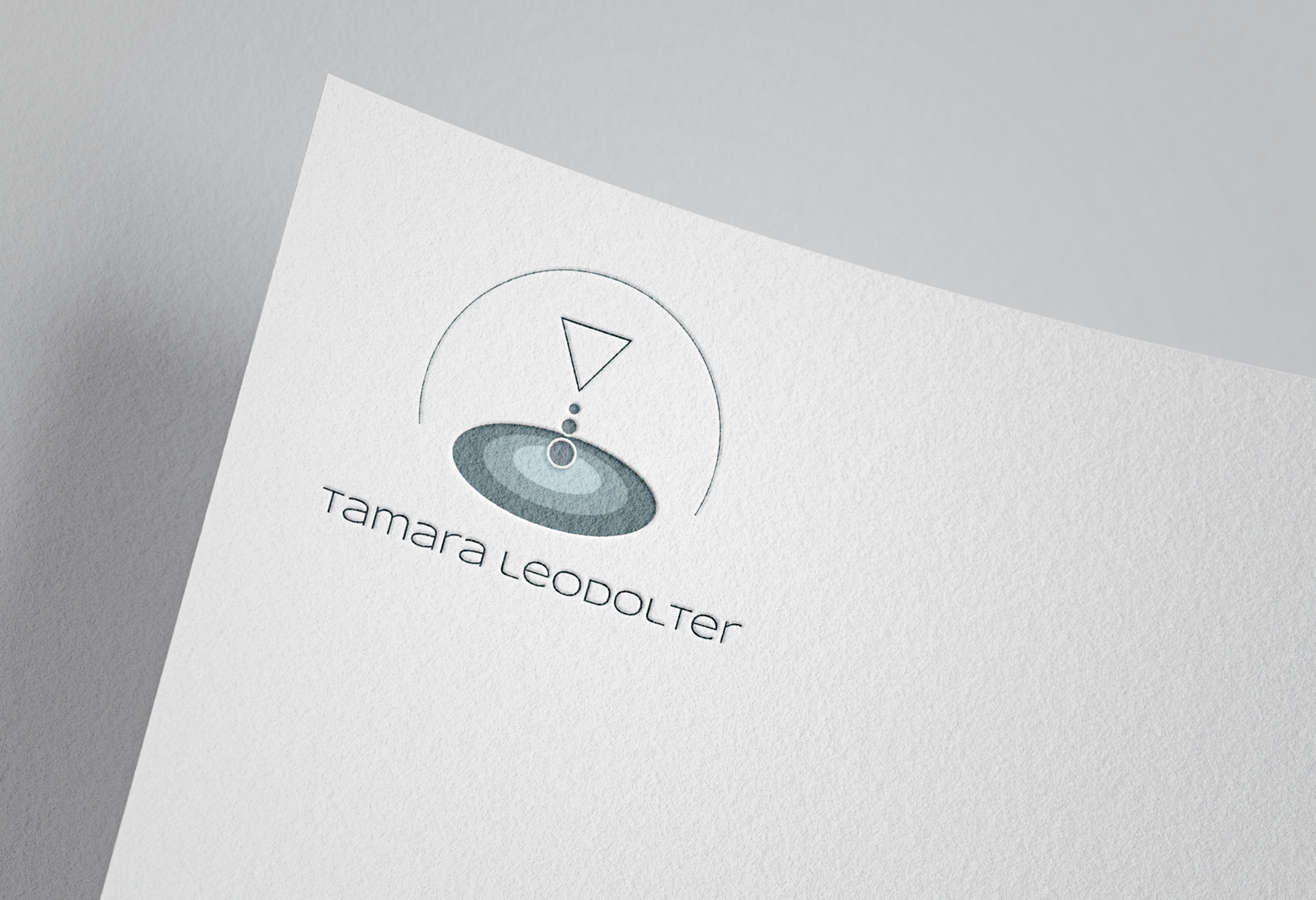 Visitenkarte mit einem Logo, das eine Wasseroberfläche und ein Pfeil über Wasser zeigt, sowie den Namen Tamara Leodolter