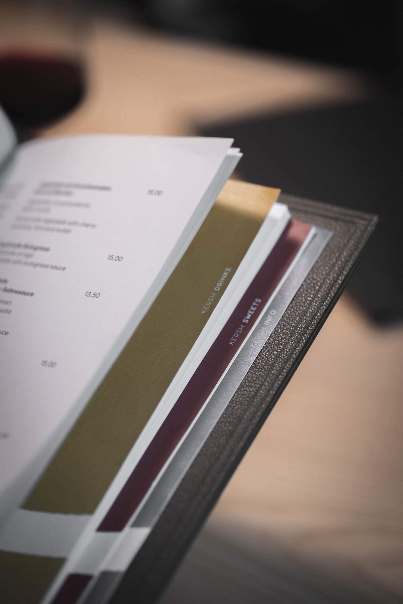 Nahaufnahme einer Speisekarte auf einem Tisch in einem Restaurant.