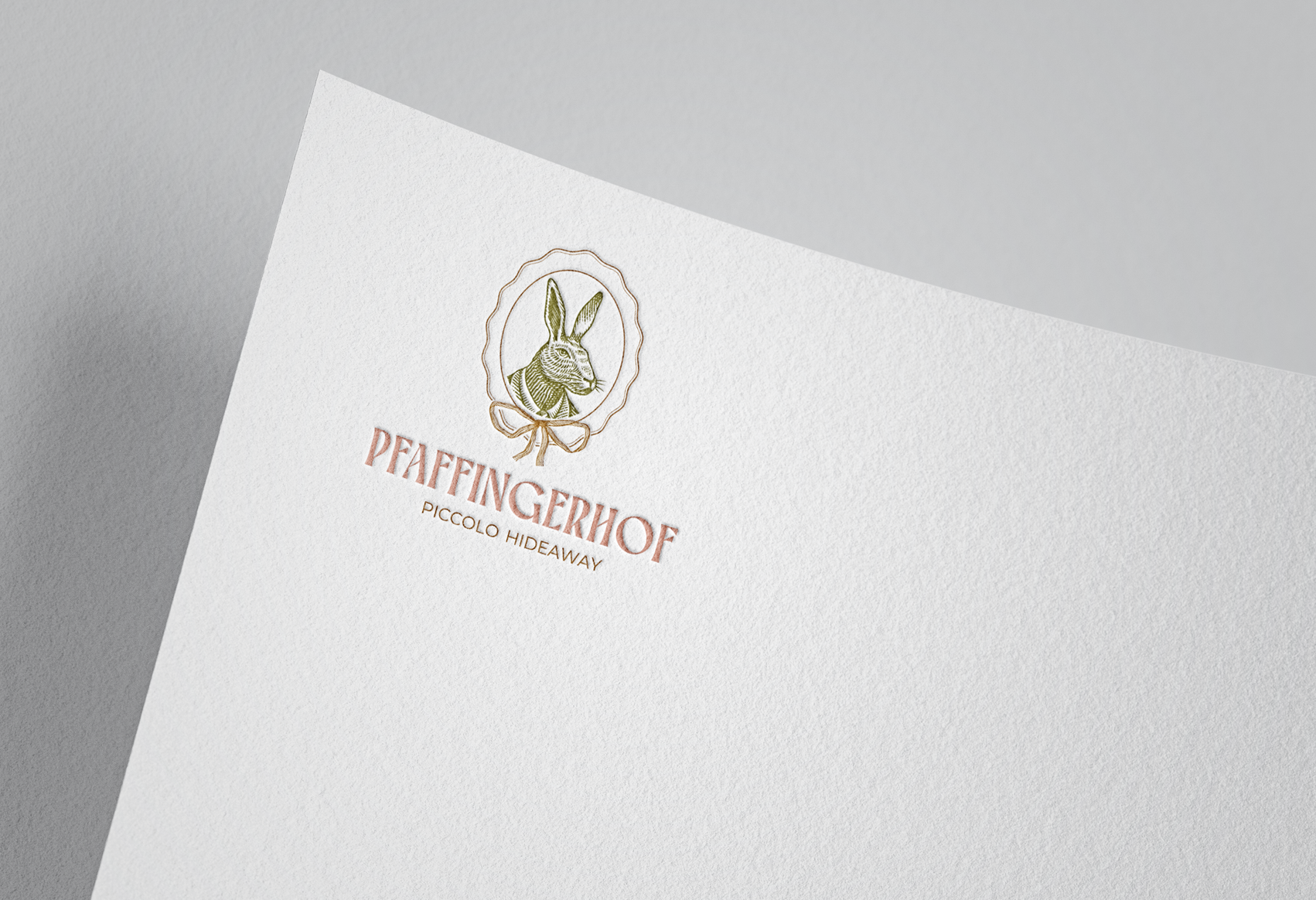 Logo mit einem Hasen in einem Rahmen, darunter der Text "PFAFFINGERHOF" und "PICCOLO HIDEAWAY" auf weißem Hintergrund.