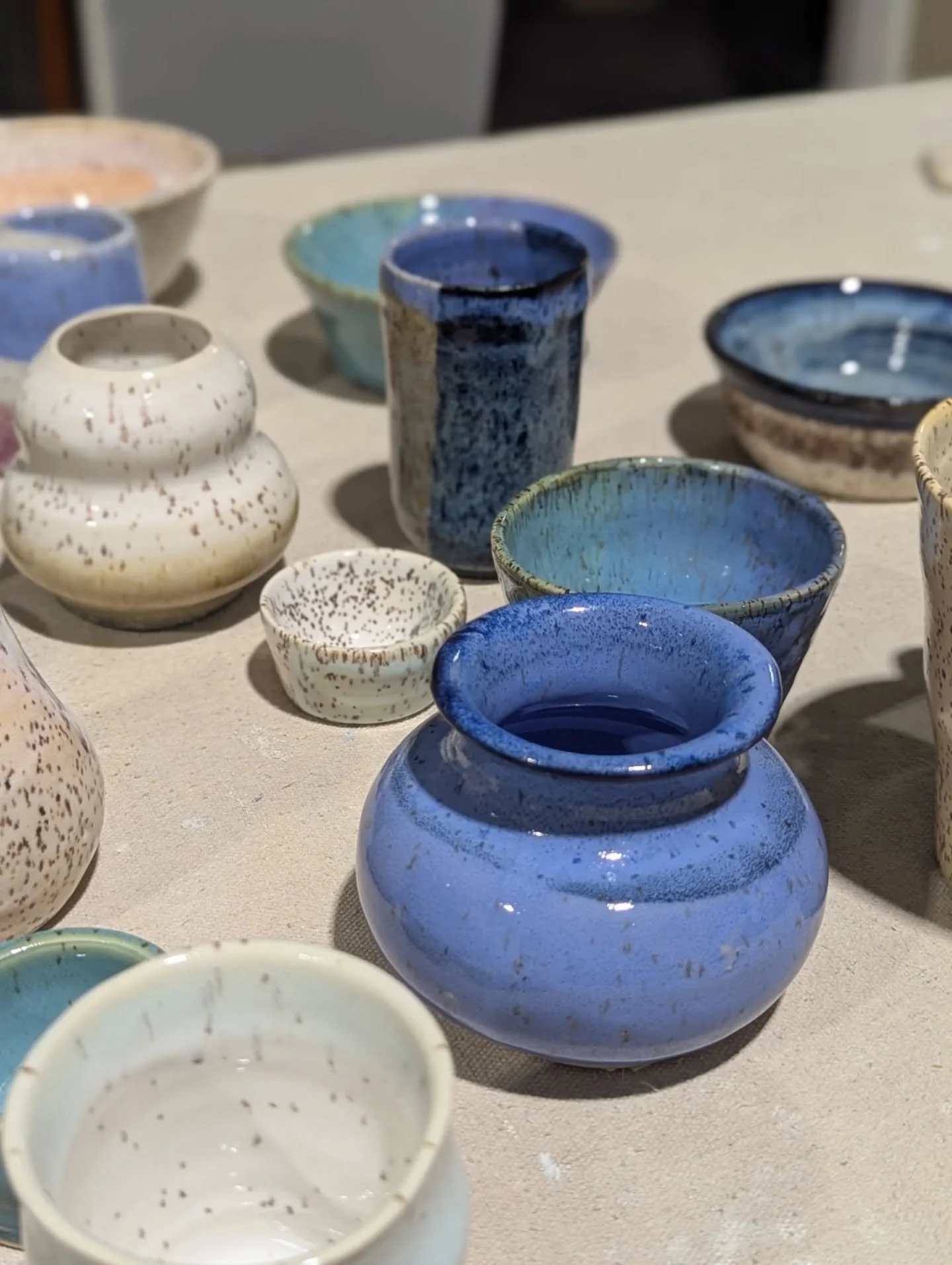 👀 Beginning wheel pots are starting to come out of the kiln! Stay tuned for more inside looks 👀 All these pots are from our Beginning Wheel Basics Course!