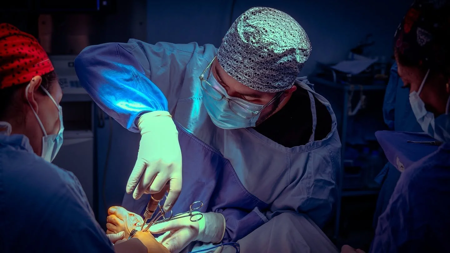 Armon&iacute;a a Cada Paso: Cirug&iacute;a de Hallux Valgus (Juanetes)

Enfocados en la precisi&oacute;n y el detalle, esta fotograf&iacute;a representa nuestra dedicaci&oacute;n a la salud del pie. Hoy, abordamos una de las afecciones m&aacute;s com