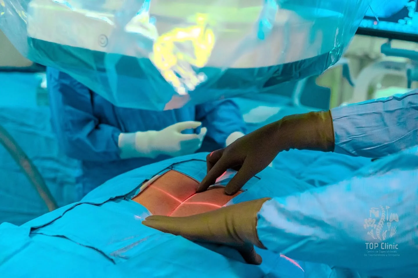 El tratamiento de una fractura vertebral mediante cifoplastia. Esta t&eacute;cnica m&iacute;nimamente invasiva nos permite abordar la lesi&oacute;n con la mayor precisi&oacute;n, ayudando a nuestros pacientes a una pronta recuperaci&oacute;n con un d