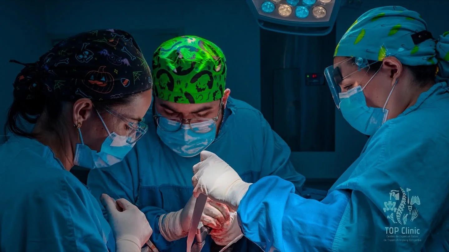 El Arte de la Movilidad: Cirugía de Prótesis Total de Rodilla
El dolor crónico de rodilla, a menudo causado por la artrosis severa, no tiene por qué limitar tu vida. Prótesis Total de Rodilla, un procedimiento trans