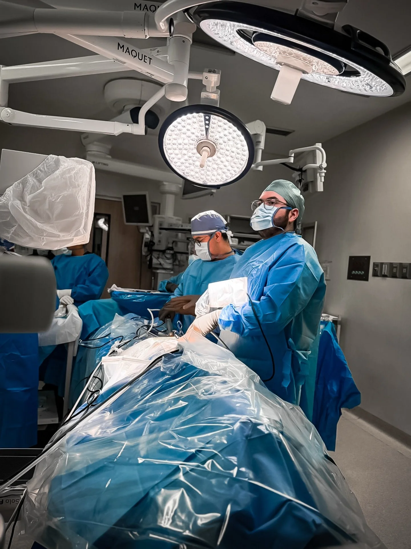 La cirug&iacute;a de columna ha evolucionado hacia la m&aacute;xima preservaci&oacute;n de los tejidos. En esta intervenci&oacute;n, utilizamos la t&eacute;cnica Endosc&oacute;pica Biportal (UBE), una de las herramientas m&aacute;s avanzadas en nuest