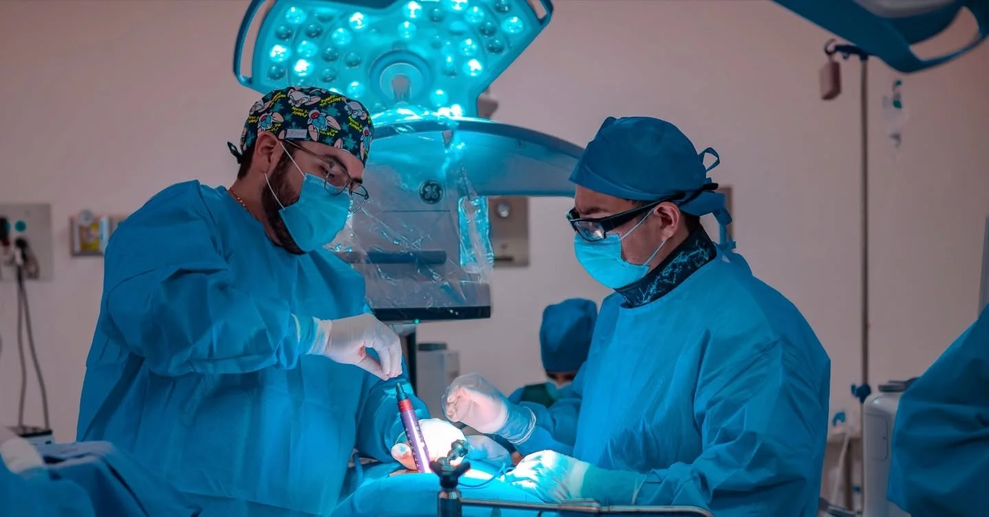 Cirug&iacute;a de descompresi&oacute;n lumbar : Mediante la t&eacute;cnica tubular, creamos un acceso milim&eacute;trico que separa delicadamente las fibras musculares sin cortarlas. A trav&eacute;s de este peque&ntilde;o corredor, el uso del microsc