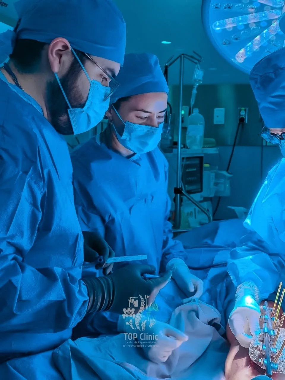 Grandes equipos para grandes cirug&iacute;as 
@topclinic.mx 
@ferferdelrio @arturo_9006 @ortopedistacdmx @dra.fernanda_mendez_roldan 

Gracias por elegirnos para cuidar de tu bienestar y permitirnos ser parte de su camino hacia la recuperaci&oacute;n