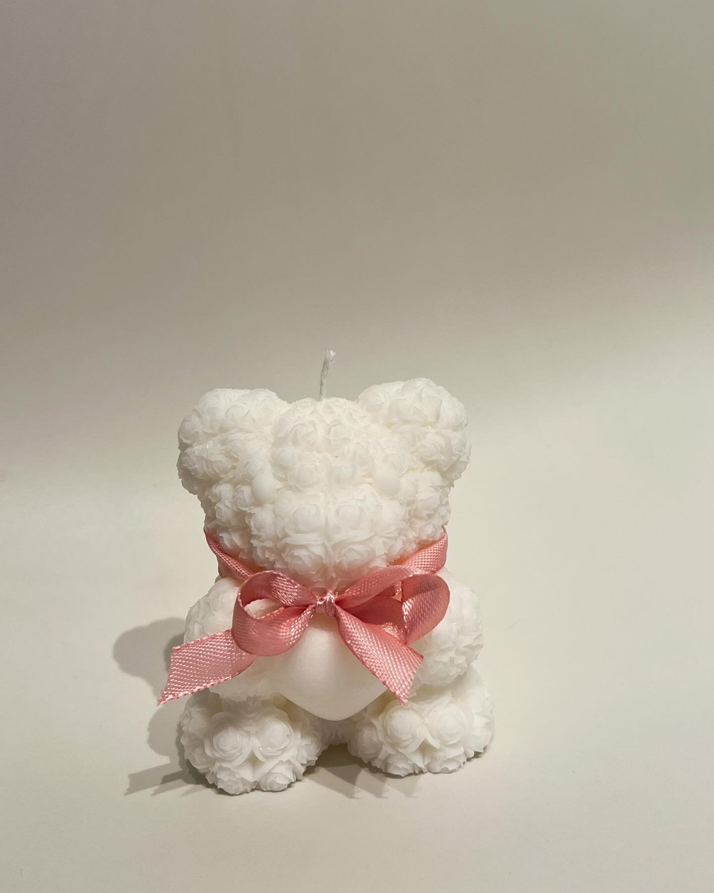 Popolno darilo ali unikatna dekoracija? Izbira je vaša. ✨
#medvedki #vosek #rapeseedwax #fiammacandles #svecefiamma #teddybear #gift #darilo #slovenija #rocnonarejeno
