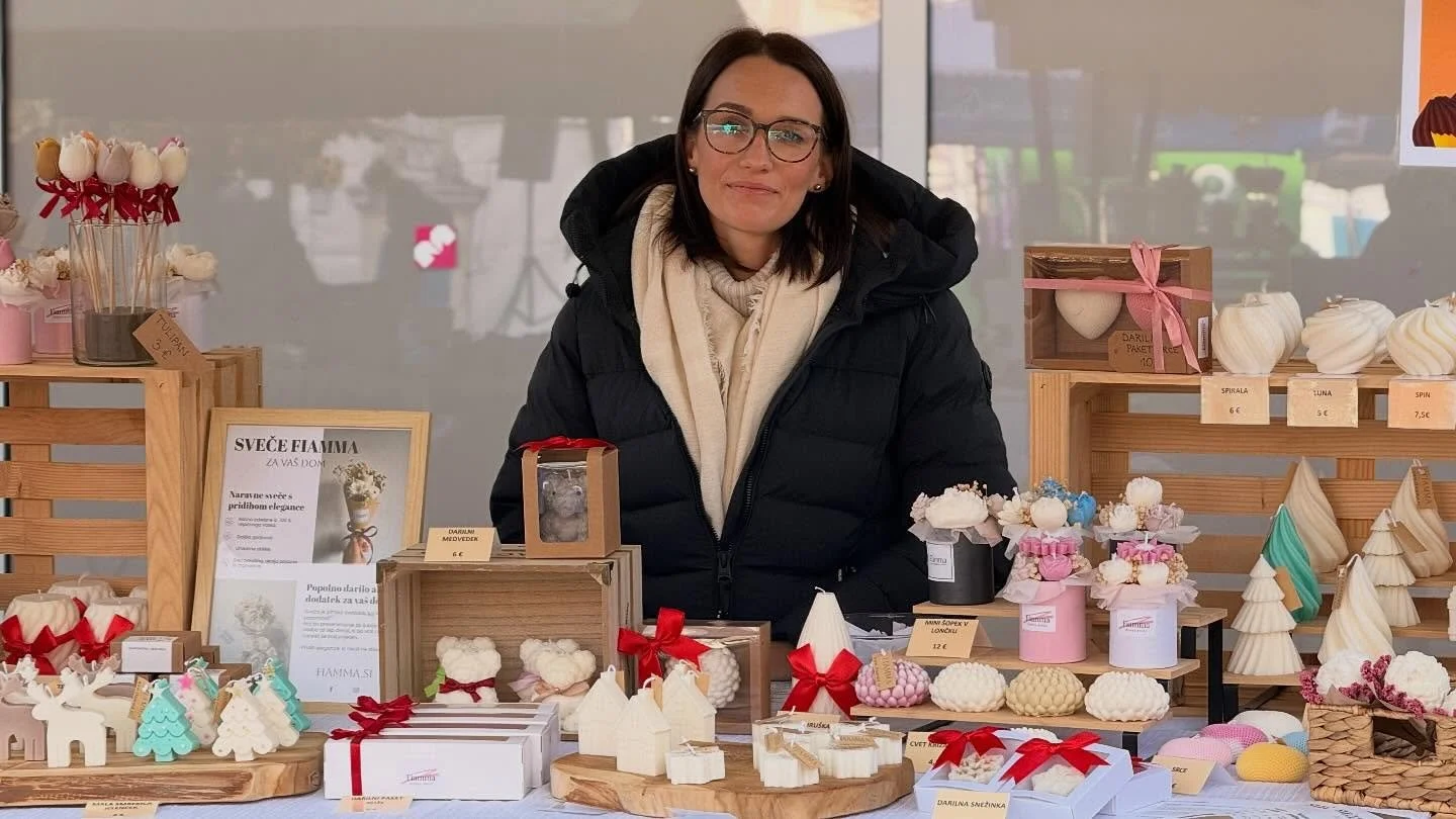 Za nami je čudovit sejemski dan, poln prijetnih pogovorov, toplih nasmehov in čudovitih odzivov na naše sveče in dišeče šopke. 🕯️💛

Hvala vsem, ki ste se ustavili pri naši stojnici, poklepetali z nami in podprli ročno de