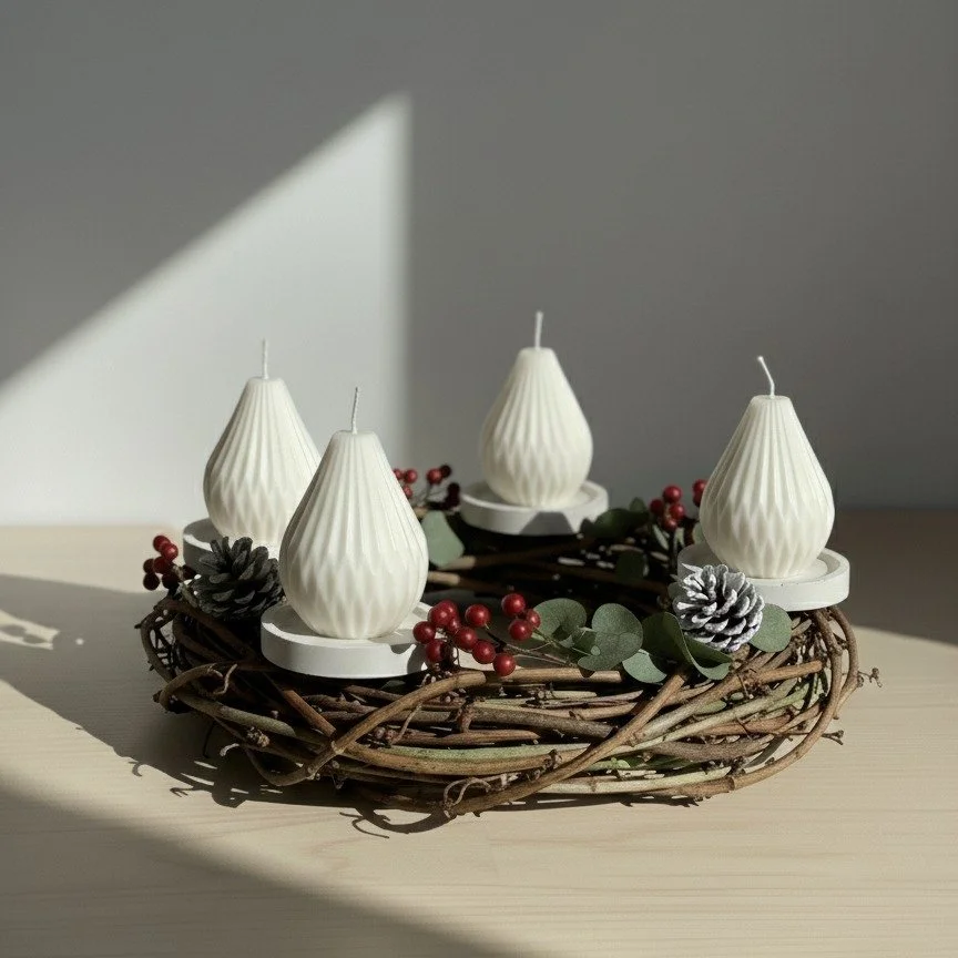 Advent je čas svetlobe, topline in malih ritualov, ki nas pomirijo v hitrem decembru. 🎄🎁

Vse naše sveče, primerne za adventne venčke, so unikatne in posebne.
Vsaka nosi svojo obliko, svoj karakter in zanimiv detajl, ki naredi tvoj venček dr