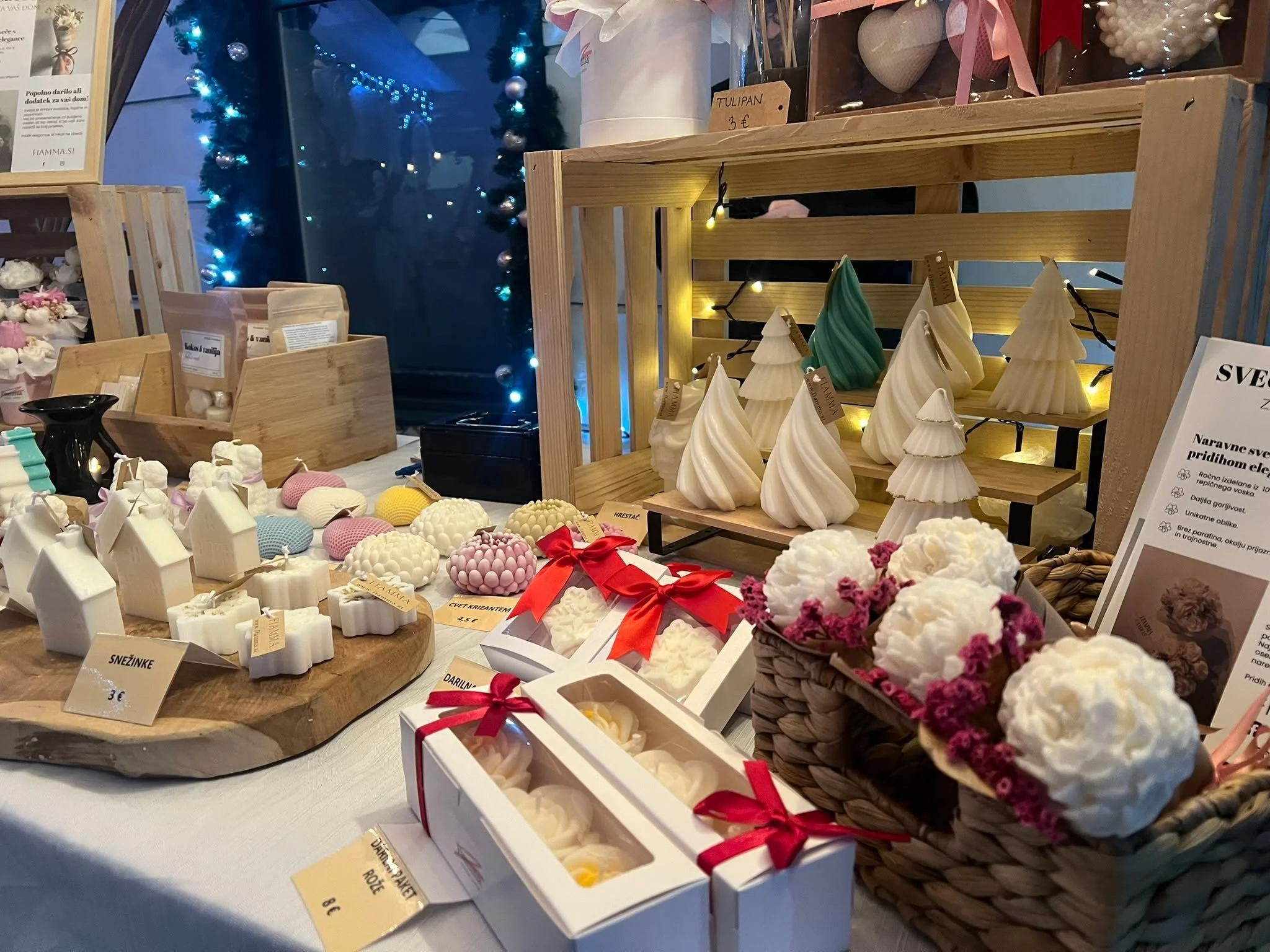 🎄✨ VELIKI BOŽIČNO-NOVOLETNI ODHOD ✨🎄

Božično-novoletni motivi morajo ven &ndash; zato gredo PO ZNIŽANIH CENAH!
Vse, kar di&scaron;i po praznikih, mora najti nov dom 🤍

🔥 V AKCIJI:
🌲 velike in male smrekice
🦌 jelenčki
❄️ snežinke
🏠 hi&scaron;k