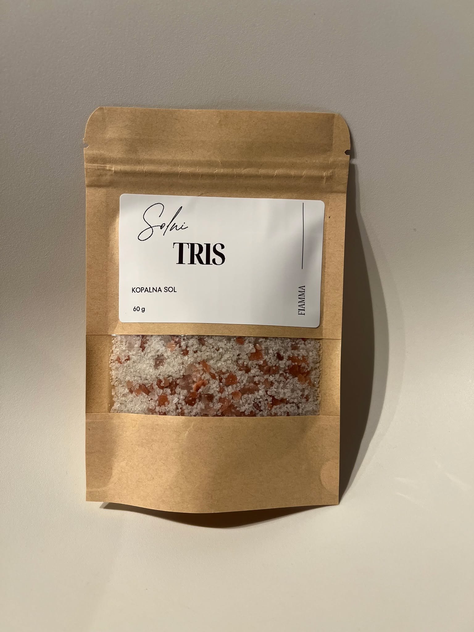 Nekaj novega je pri&scaron;lo 🤍
V na&scaron;o ponudbo so se tiho in nežno prikradle kopalne soli.

Preproste me&scaron;anice naravnih soli, cvetov in vonjev, ustvarjene za trenutke, ko si želi&scaron; upočasniti in si vzeti čas zase.
Za večerne kope