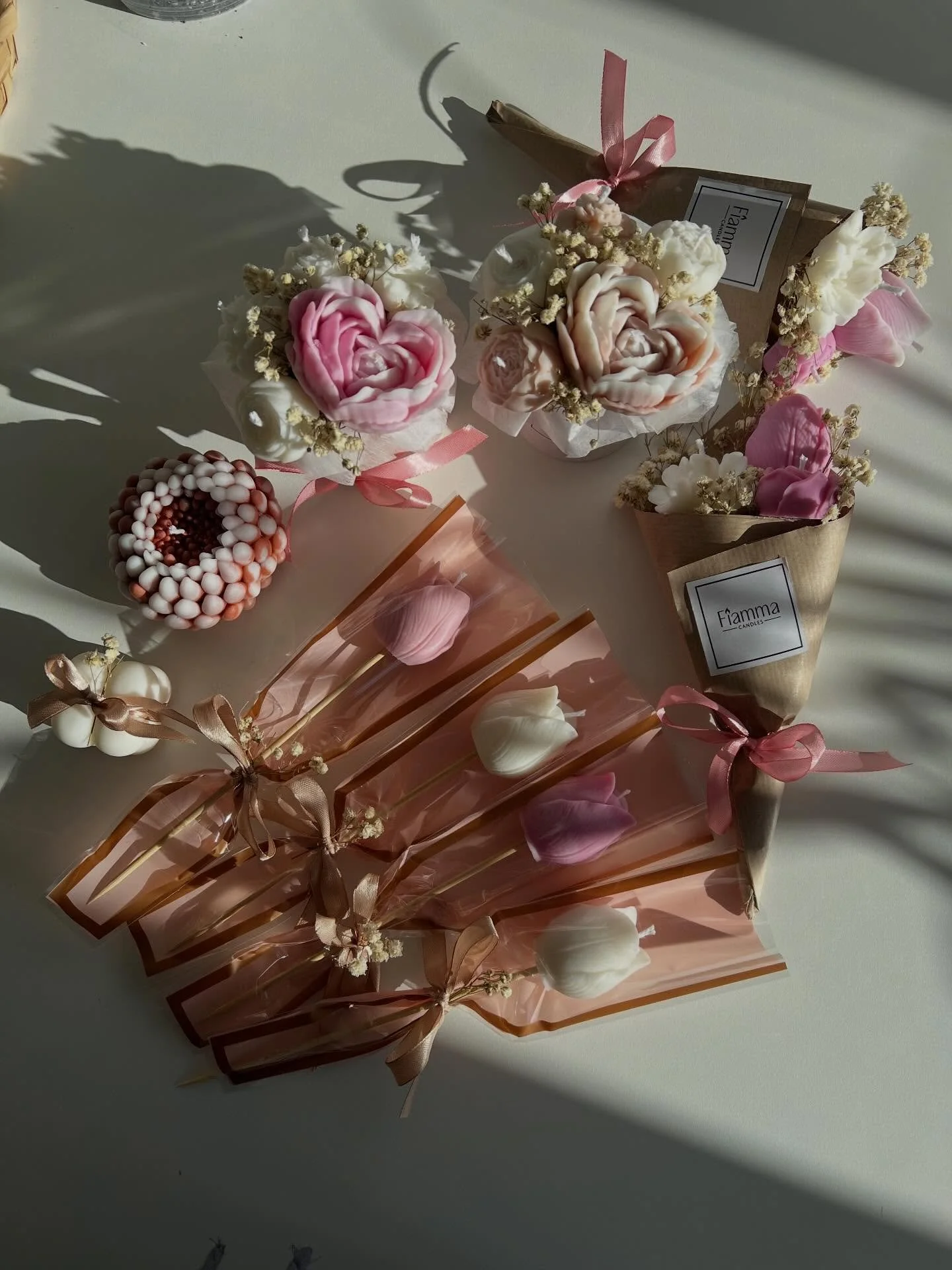 Približuje se mesec marec. Mesec prebujanja, svetlobe in cvetja.
Naj va&scaron; dom napolnijo svečke in rožice, ki prinesejo toplino, nežnost in občutek novega začetka.🌷💐

#svecefiamma #fiamma #svece #candles #candleflowers