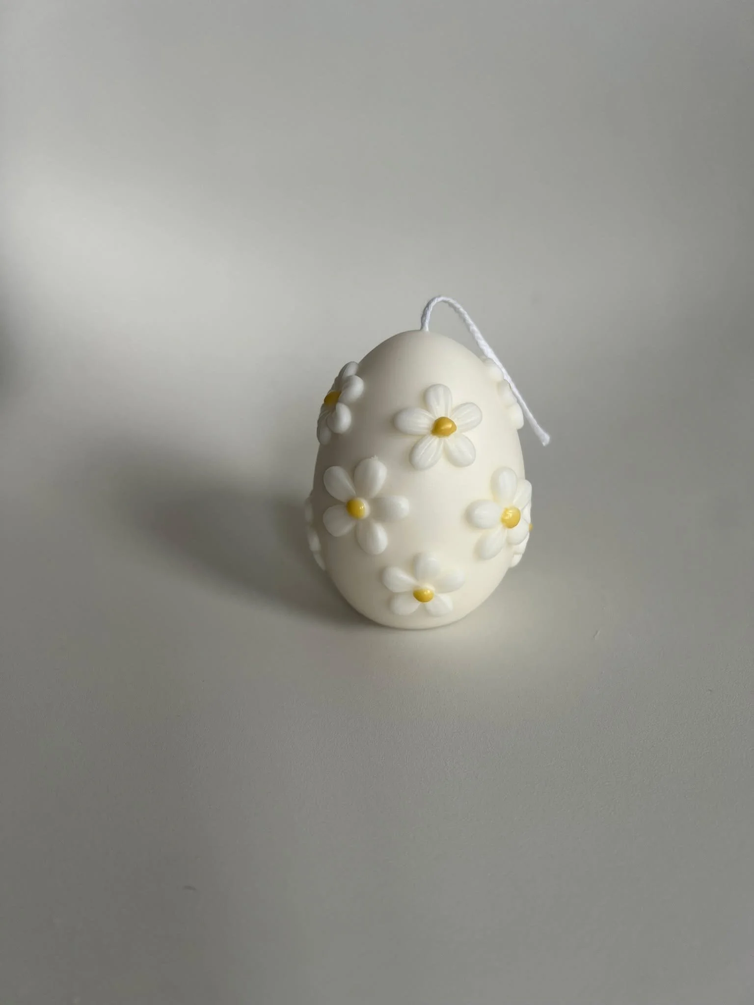 🐣🌸 Velika noč v nežnih detajlih 🌸🐣

Na&scaron;a velikonočna jajčka niso le dekoracija &ndash; so majhna pomladna zgodba, ujeta v obliko. 💛

Ročno izdelana, v čudovitih barvah in z nežnim vonjem, ki pričara toplino praznikov v vsak kotiček doma.
