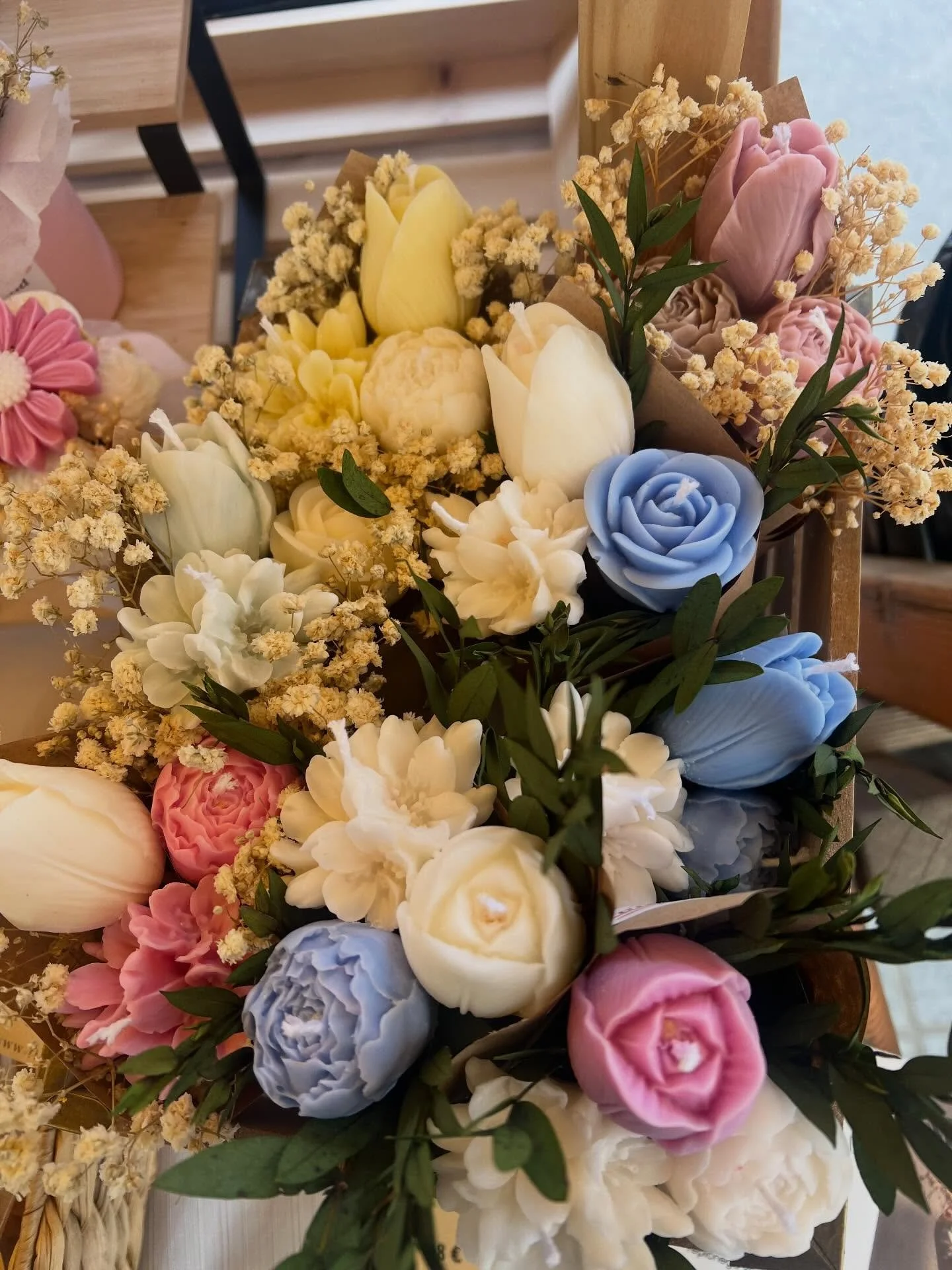 Barvni, di&scaron;eči in unikatni - na&scaron;i &scaron;opki. 💐💐 

#candlebouquet #sopek #sveca #candles #handmade