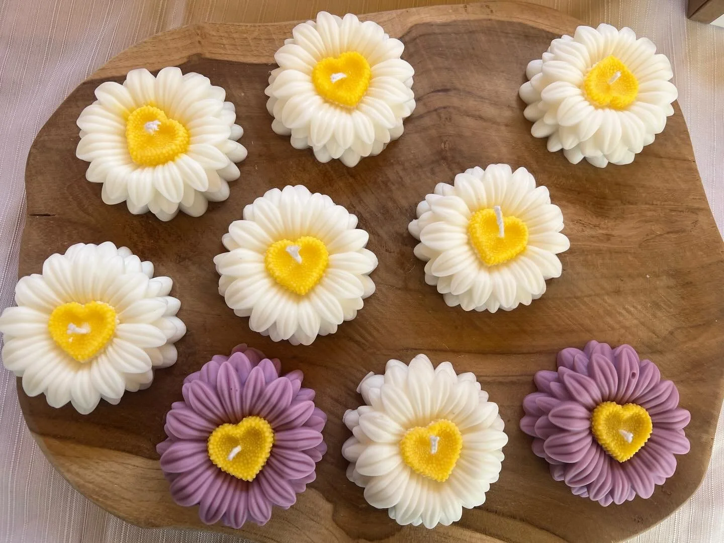 Unikatni cvetovi, ki bodo očarali vsak kotiček 🌺

Naročila v zs.

#candle #flowercandle #candles #sveca #smallbussines